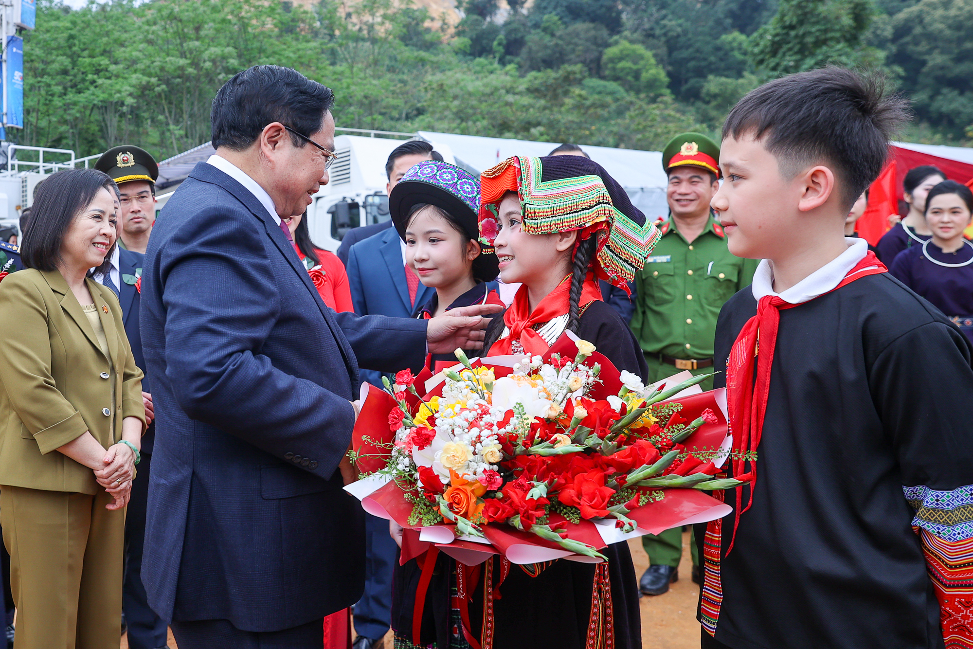 Các cháu học sinh dân tộc tặng hoa chào mừng Thủ tướng Phạm Minh Chính. (Ảnh: VGP)