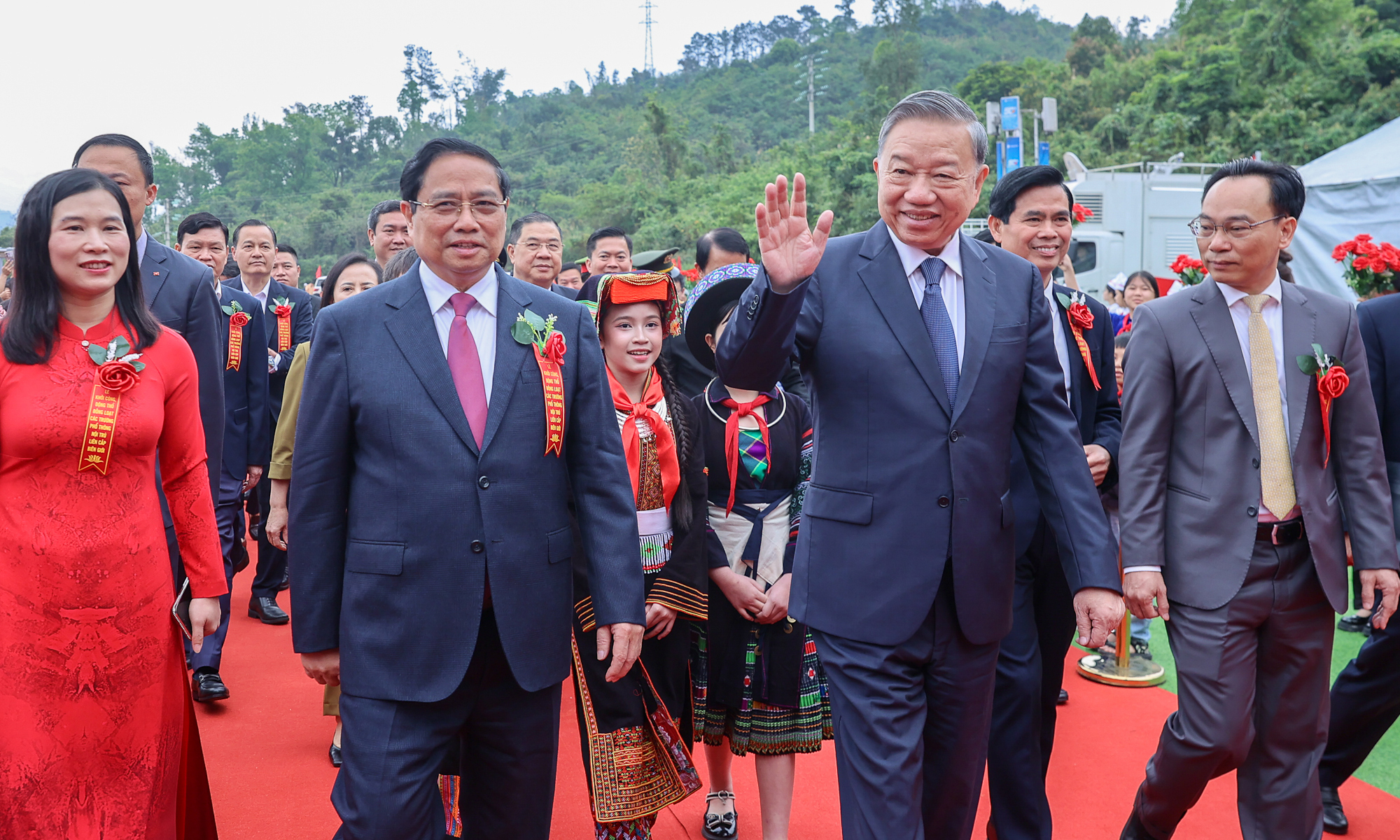 Tổng Bí thư Tô Lâm, Thủ tướng Phạm Minh Chính dự lễ khởi công đồng loạt các trường nội trú liên cấp vùng biên. (Ảnh: VGP)