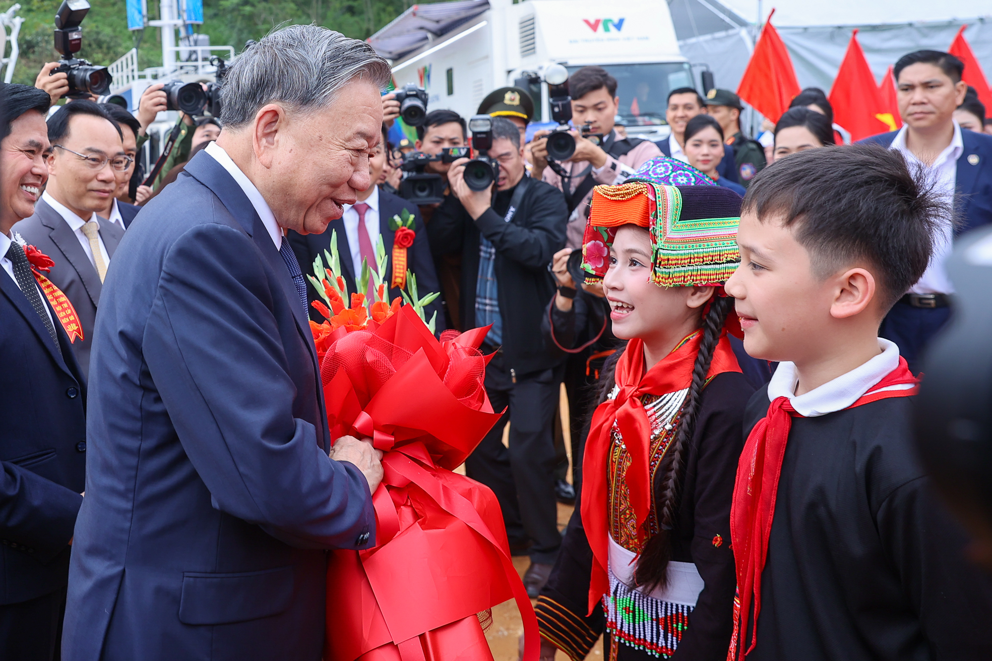 Các cháu học sinh dân tộc tặng hoa chào mừng Tổng Bí thư Tô Lâm. (Ảnh: VGP)
