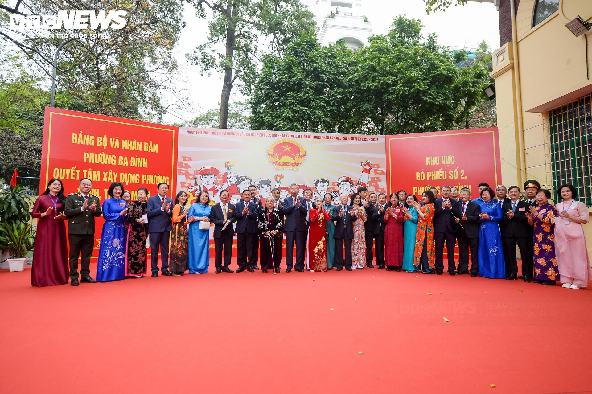 Tổng Bí thư Tô Lâm cùng các đại biểu và cử tri tại Khu vực bỏ phiếu số 2 phường Ba Đình, TP Hà Nội. (Ảnh: Đắc Huy)