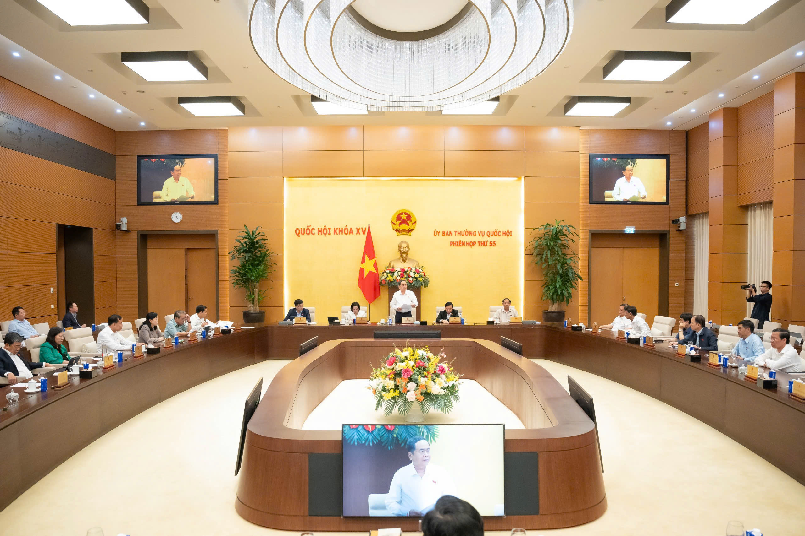 Quang cảnh phiên họp.