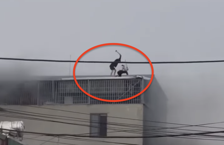 Hai người đàn ông phá cửa cứu người mắc kẹt.