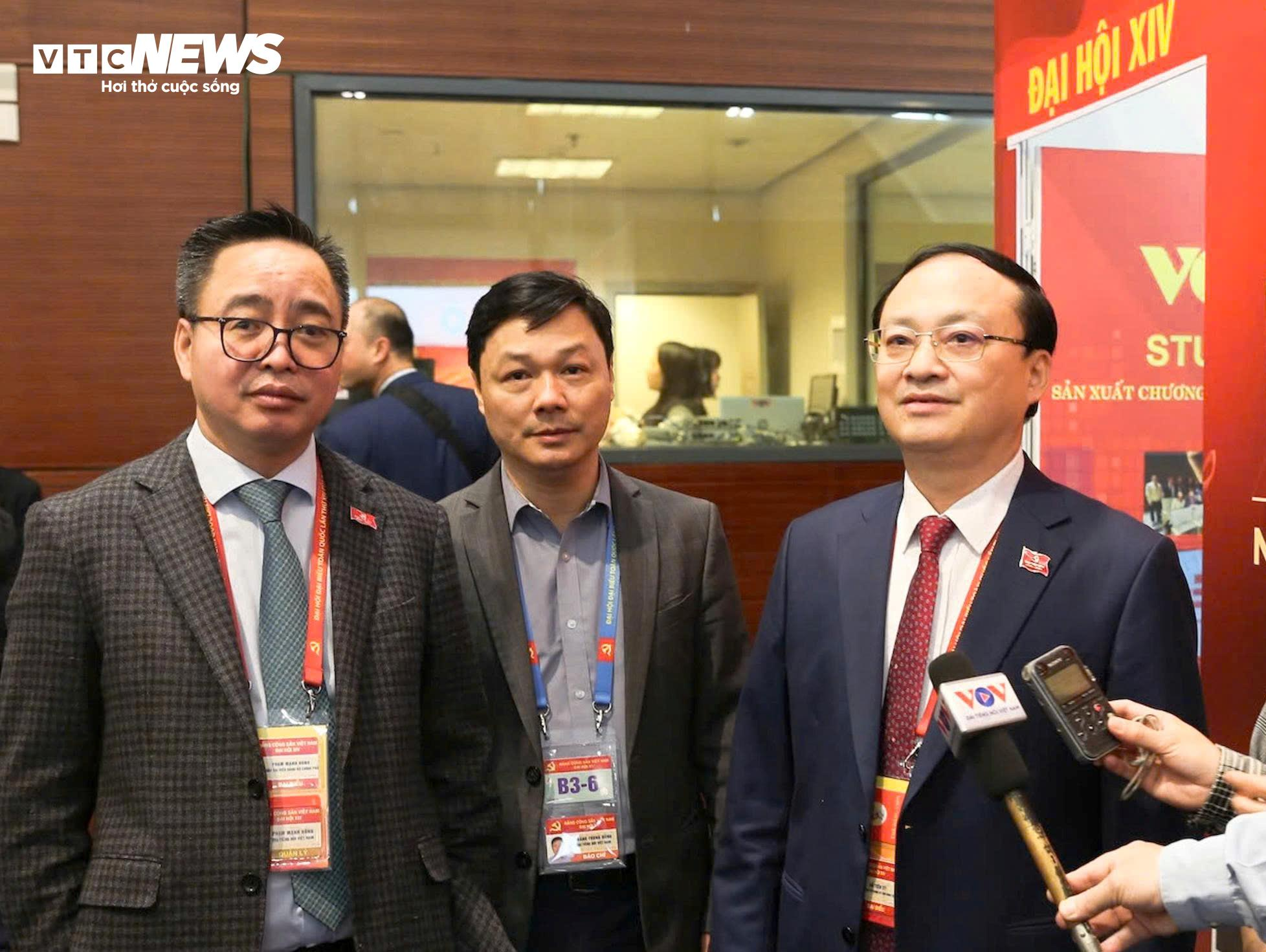 Tổng Giám đốc VOV Đỗ Tiến Sỹ (bên phải) và Phó Tổng Giám đốc VOV Phạm Mạnh Hùng (bên trái) trao đổi cùng các phóng viên, biên tập viên, kỹ thuật viên VOV tại Trung tâm báo chí Đại hội Đảng XIV hồi tháng 1.