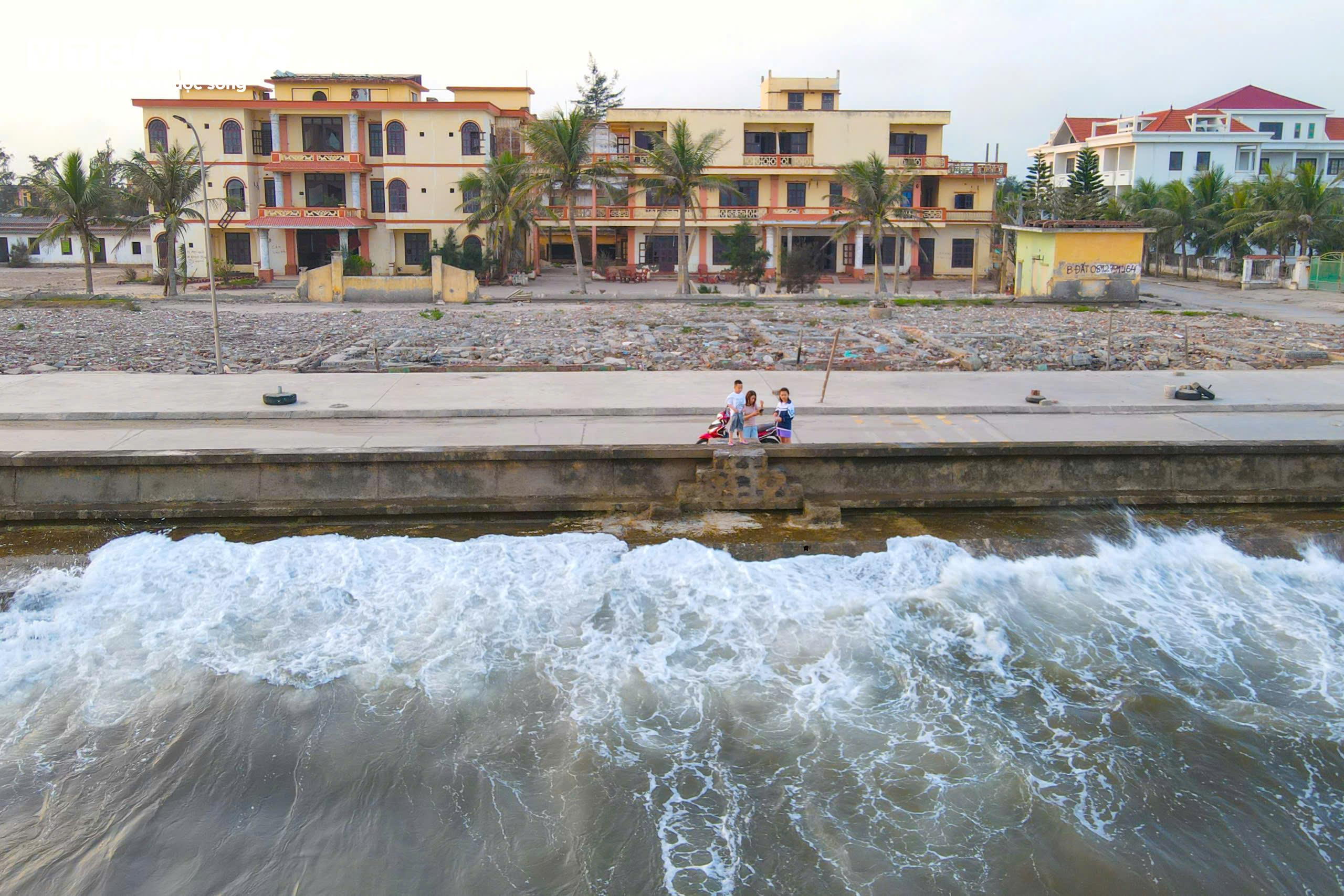 Biển Quất Lâm dài khoảng 3,5 km, hoạt động du lịch từ hơn 30 năm trước, từng là điểm nghỉ dưỡng biển quen thuộc của nhiều du khách khu vực phía Bắc. Tuy nhiên, trong nhiều năm, Quất Lâm xuất hiện nhiều dịch vụ biến tướng, ảnh hưởng đến hình ảnh điểm đến.