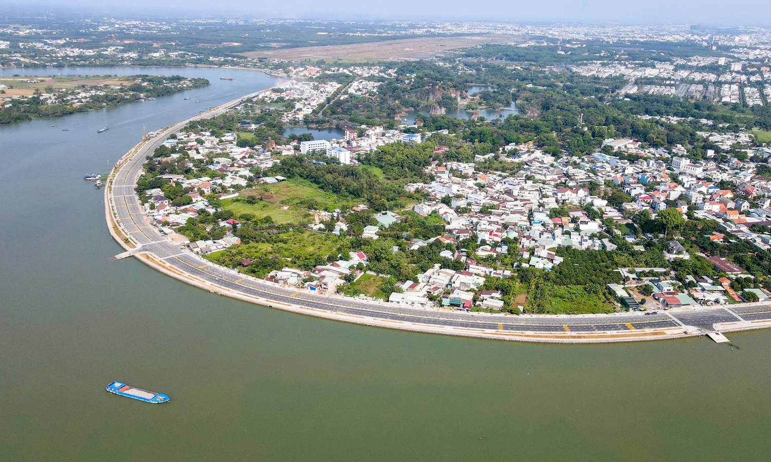 Một góc con đường ven sông Đồng Nai qua phường Trấn Biên, tỉnh Đồng Nai.