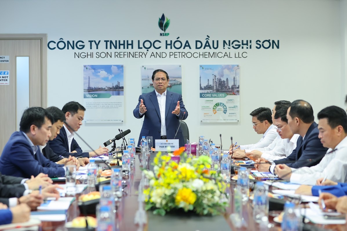 Thủ tướng làm việc tại Nhà máy Lọc hóa dầu Nghi Sơn. (Ảnh: VGP)