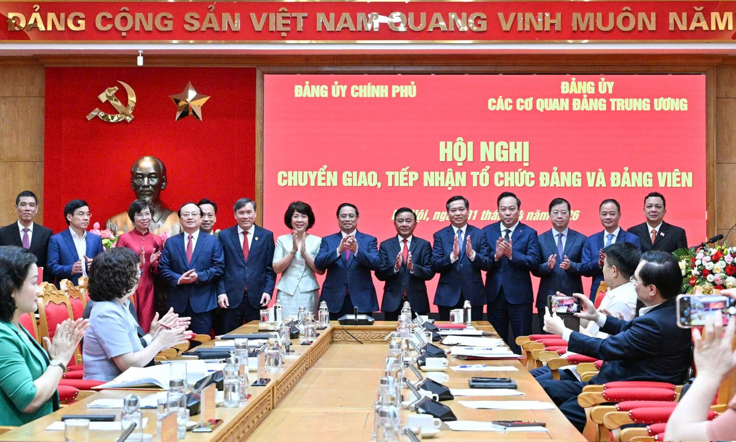 Thủ tướng Phạm Minh Chính, Thường trực Ban Bí thư Trần Cẩm Tú cùng các đại biểu tại Hội nghị chuyển giao, tiếp nhận tổ chức đảng và đảng viên.
