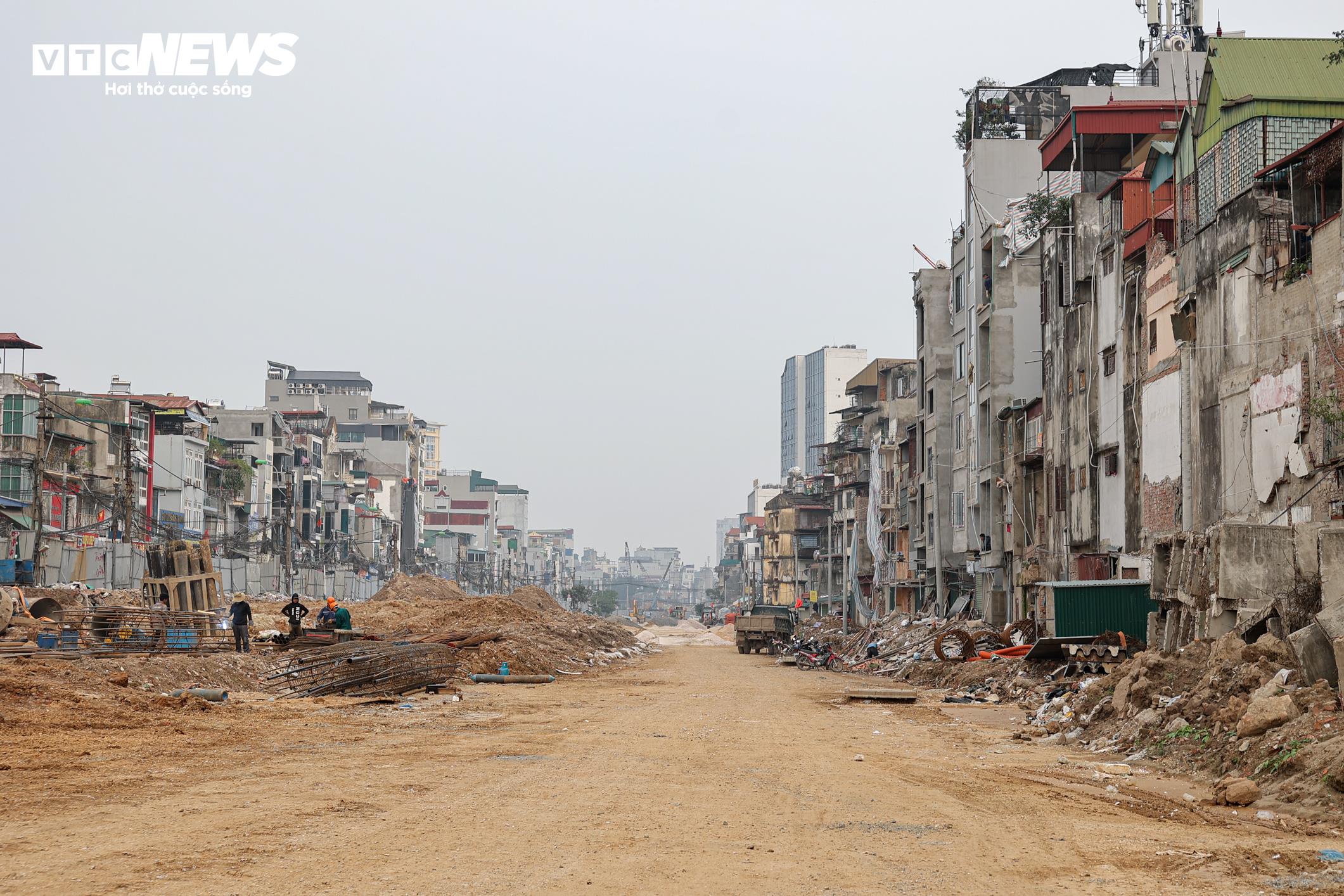 Đến nay, các hạng mục nền và kết cấu tuyến cơ bản đã được triển khai, gồm đào đắp, gia cố nền, rải cát; một số đoạn bắt đầu thảm bê tông nhựa lớp thô. Tổng khối lượng thi công toàn dự án đạt hơn 40%.