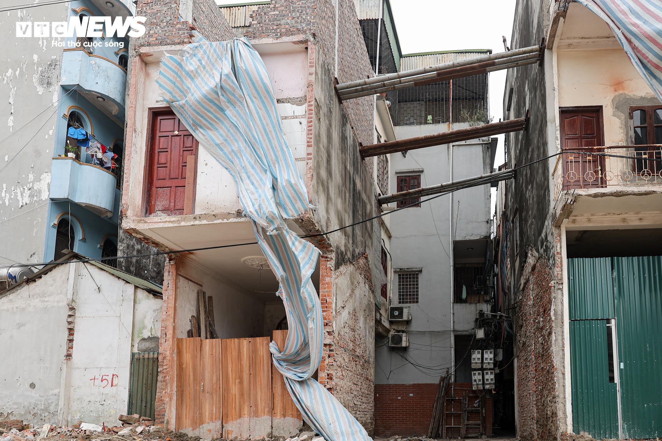 Một căn nhà bị cắt xén sâu sau khi thực hiện giải phóng mặt bằng.