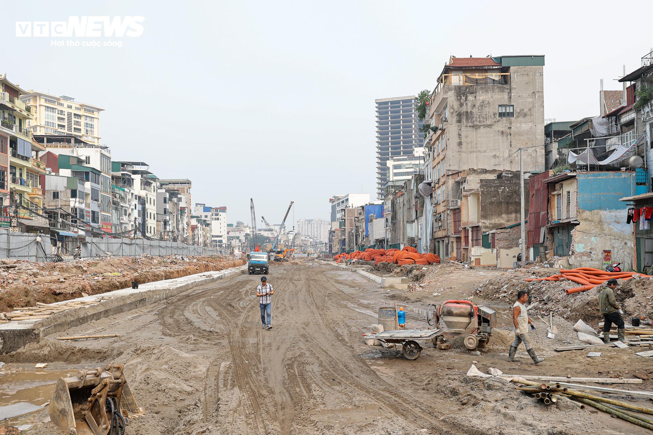 Trước đó, TP Hà Nội chỉ đạo đẩy nhanh công tác giải phóng mặt bằng khu vực đường La Thành, hoàn thành trước ngày 15/12/2025, qua đó tạo điều kiện để dự án thông tuyến kỹ thuật từ ngày 14/1/2026. Tổng mức đầu tư dự án khoảng 7.200 tỷ đồng.