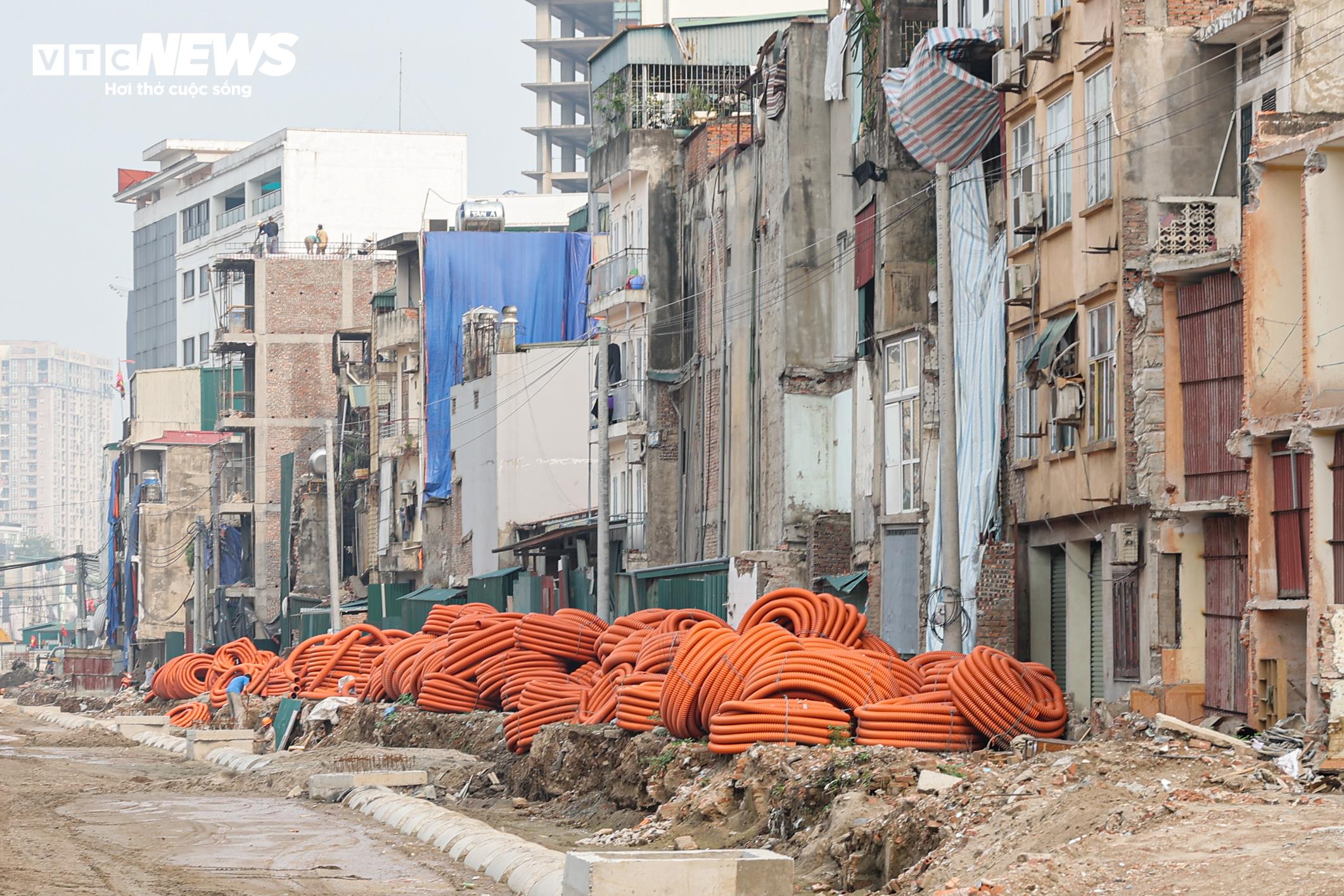 Sau giải tỏa, nhiều dãy nhà hai bên tuyến để lộ phần kết cấu phía sau.