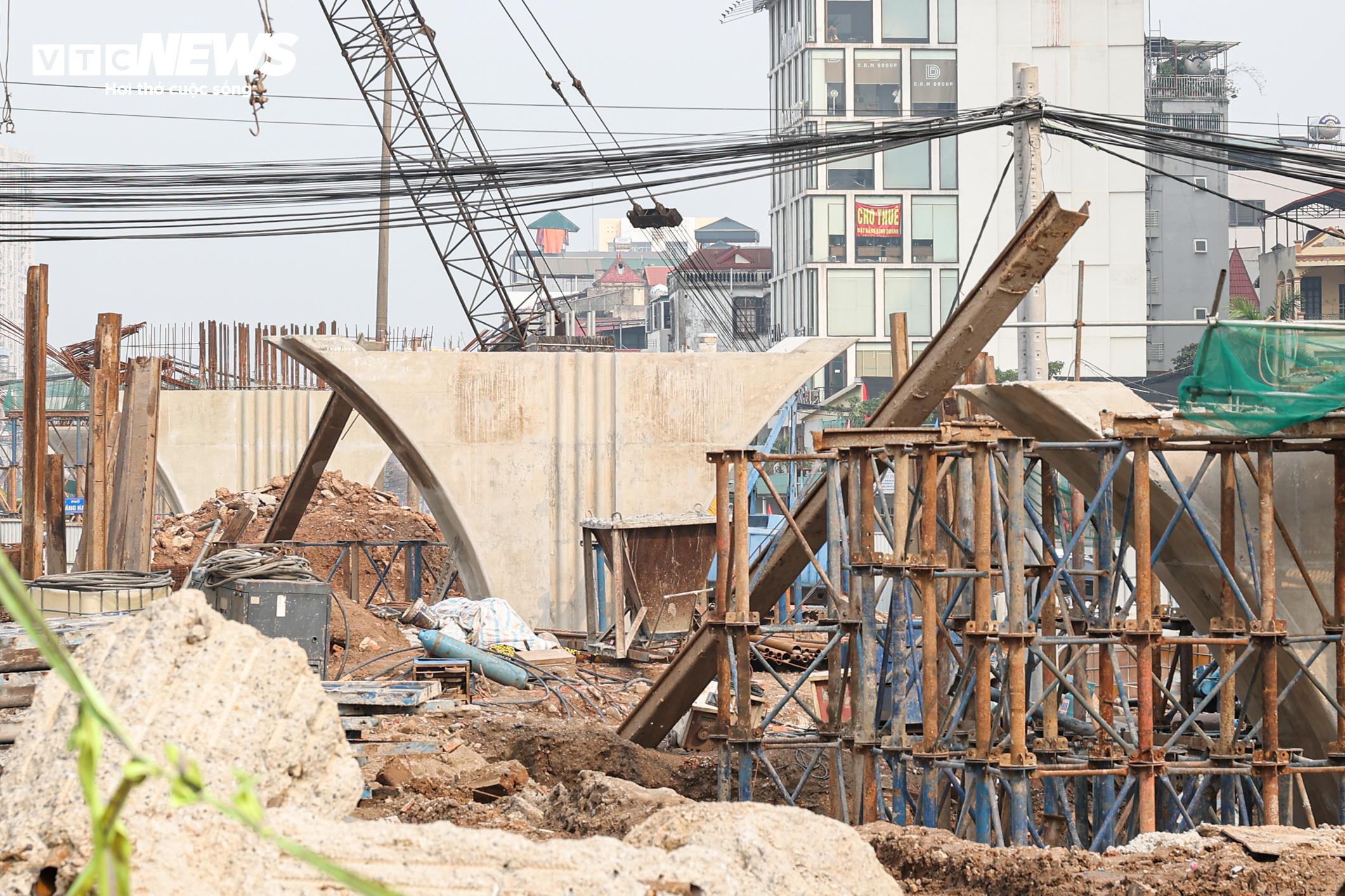 Dự án cầu vượt Giảng Võ có tổng chiều dài khoảng 440 m. Đến nay, 5/6 trụ cầu đã hoàn thành, trụ còn lại đang được đẩy nhanh tiến độ thi công.