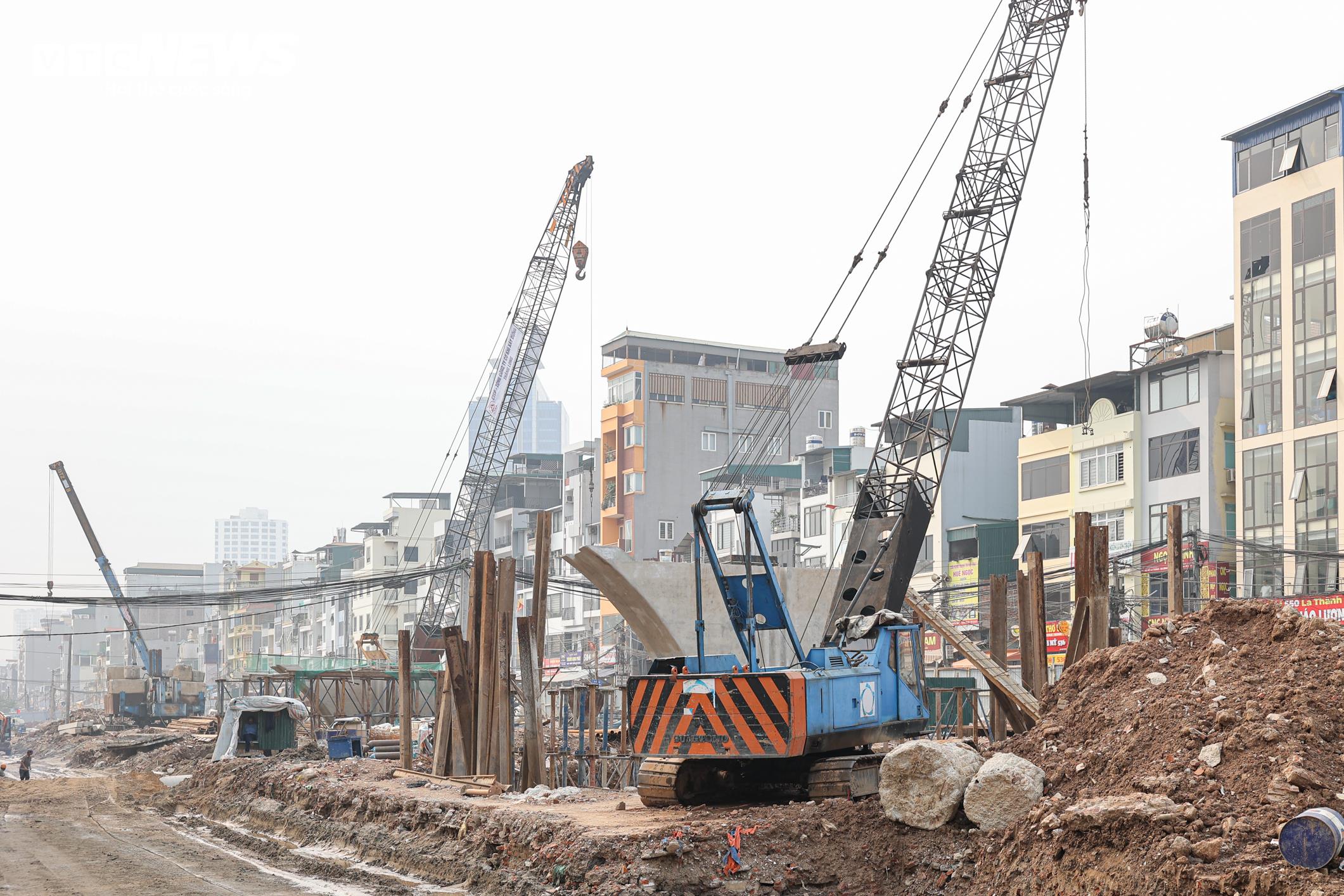 Hiện công trường duy trì thi công 3 ca mỗi ngày, rút ngắn thời gian thực hiện từ 17 tháng xuống còn khoảng 12 tháng nhưng vẫn bảo đảm chất lượng. Dự kiến, cầu vượt sẽ hoàn thành trước ngày 31/12/2026.