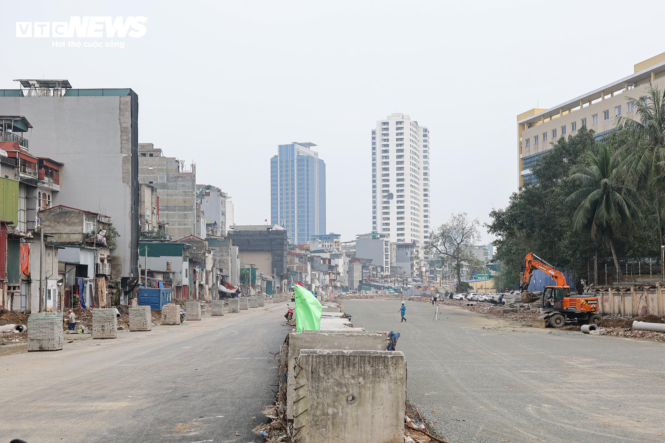 Đoạn tuyến dài khoảng 350 m, từ dốc Bệnh viện Phụ sản Hà Nội đến nút giao Voi Phục, đã được thi công các lớp bê tông nhựa và cấp phối đá dăm loại 1. Đơn vị thi công đang tiếp tục triển khai lớp cấp phối đá dăm loại 2, dự kiến hoàn thành vào đầu tháng 4.