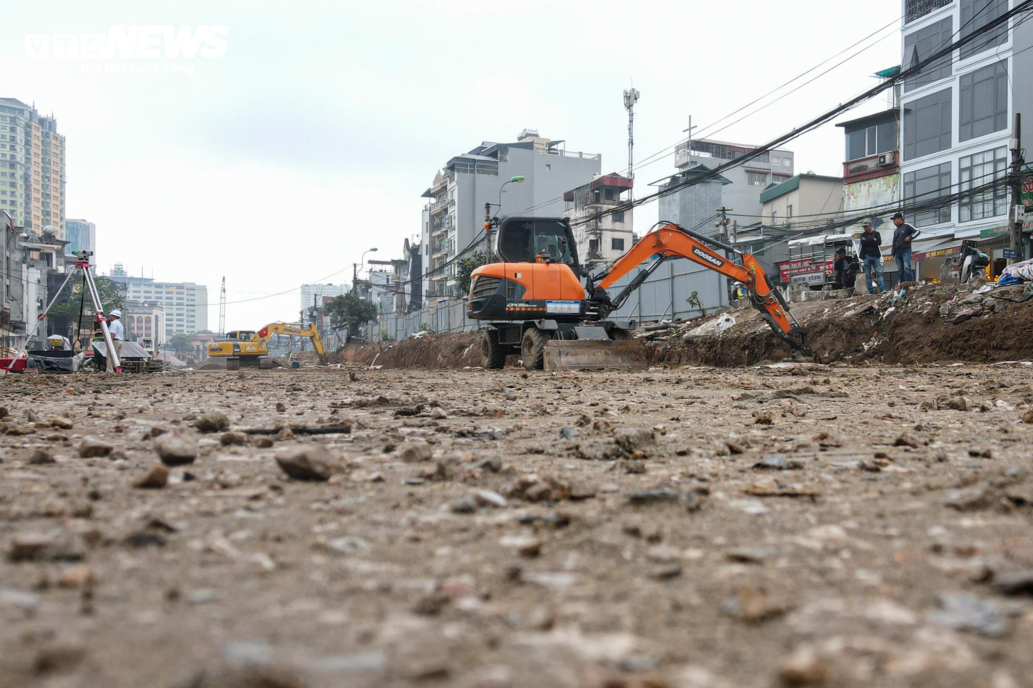 Theo ông Lương, các đơn vị duy trì thi công liên tục ngày đêm theo phương án “3 ca, 4 kíp”, phấn đấu đến cuối tháng 6 hoàn thành và thông xe kỹ thuật phần tuyến bên trái, sau đó chuyển sang thi công phía còn lại. Dù còn không ít khó khăn, nhà thầu vẫn đặt mục tiêu bám sát tiến độ, hoàn thành toàn bộ dự án vào cuối năm 2026.