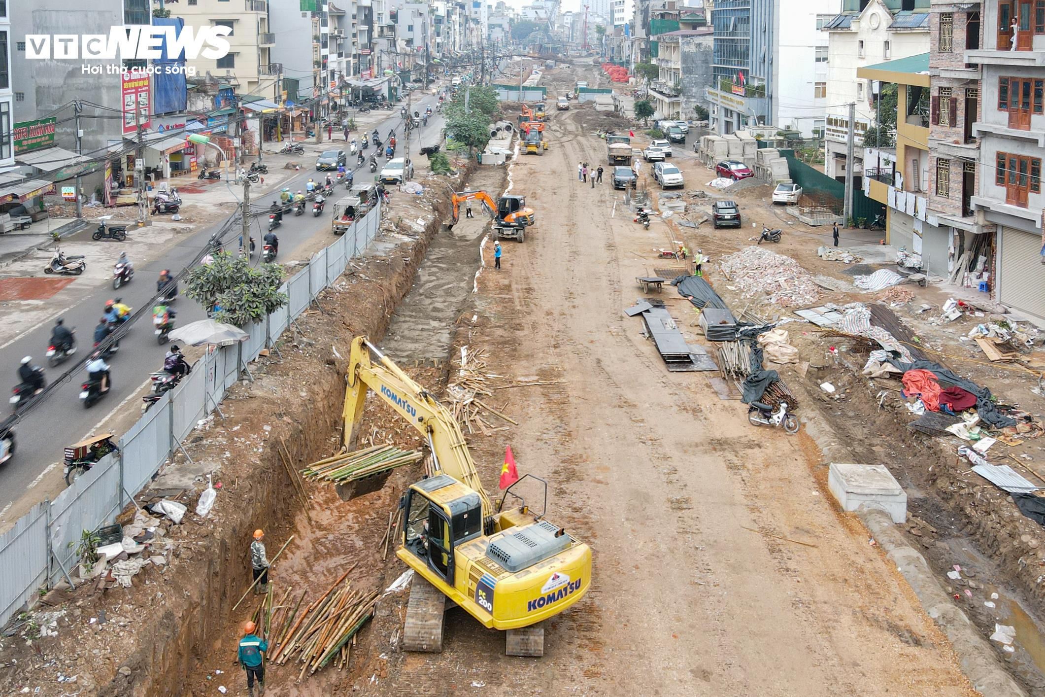 Ông Lê Bá Lương, Phó Chỉ huy công trường gói thầu Vành đai 1, cho biết nhà thầu đang huy động hàng trăm nhân lực cùng nhiều thiết bị, tổ chức 4 mũi thi công đồng loạt trên toàn tuyến.