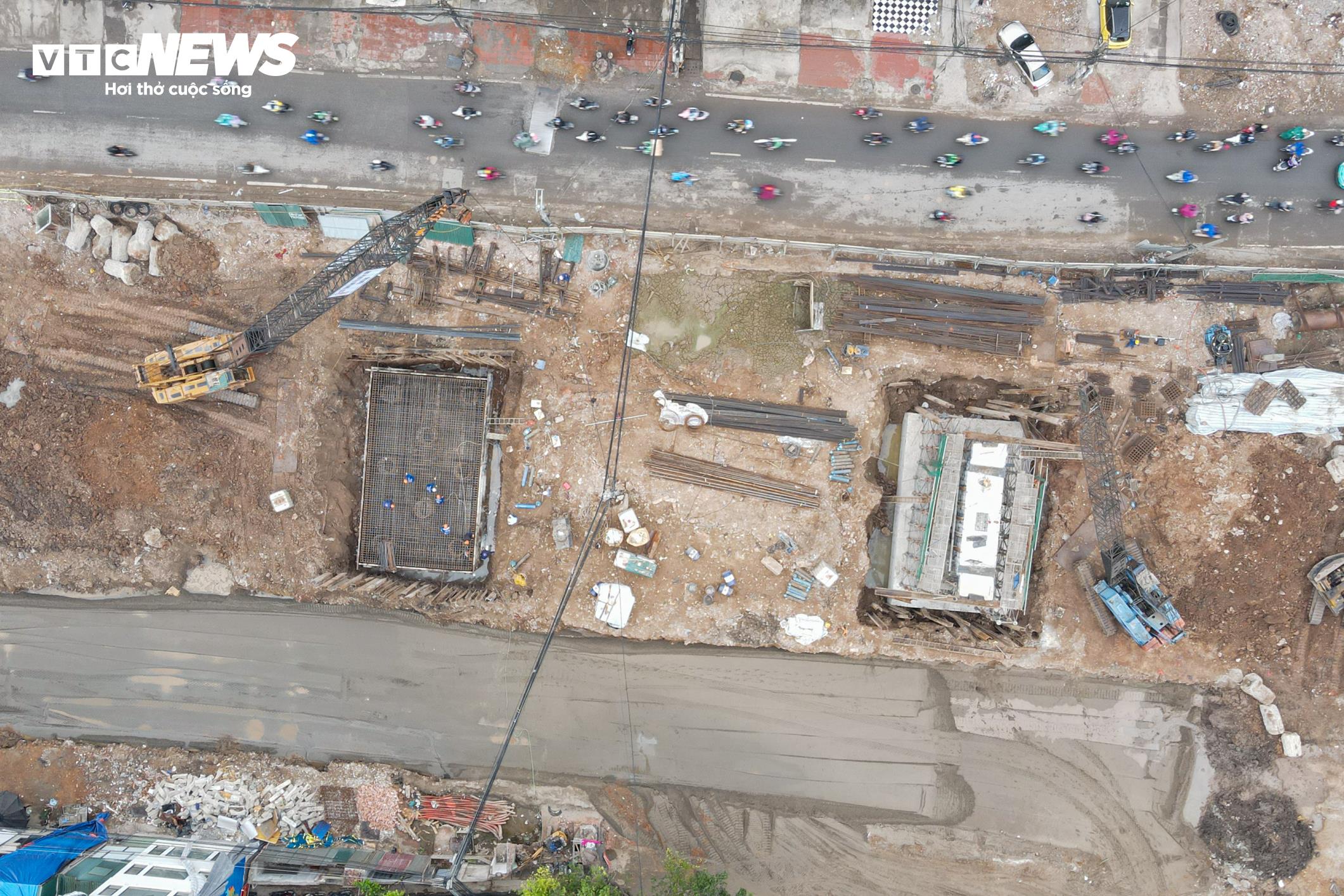 Dự án gồm nhiều hạng mục quan trọng, trong đó nổi bật là cầu vượt tại nút giao Láng Hạ với 7 nhịp dầm hộp bê tông cốt thép dự ứng lực, mặt cầu rộng 18 m, bố trí 4 làn xe hai chiều, tổng chiều dài khoảng 250,7 m. Bên cạnh đó, cầu vượt tại nút giao Nguyễn Chí Thanh được thiết kế gồm 6 nhịp, quy mô 4 làn xe, tổng chiều dài khoảng 220,7 m.