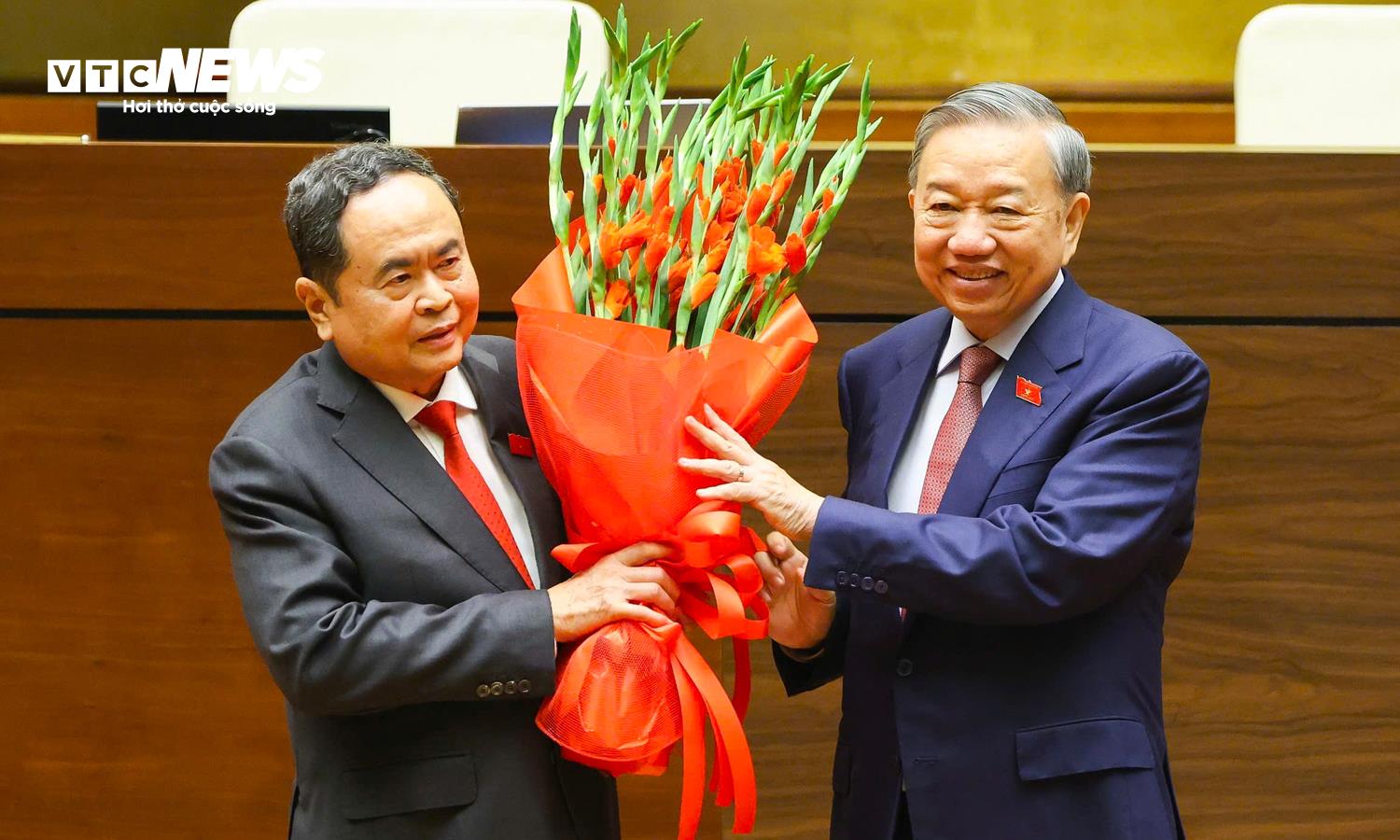 Tổng Bí thư Tô Lâm tặng hoa chúc mừng ông Trần Thanh Mẫn tái đắc cử Chủ tịch Quốc hội khóa XVI. (Ảnh: Đắc Huy)