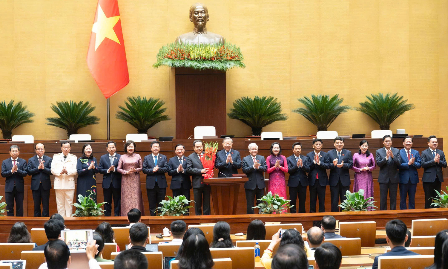 Tổng Bí thư Tô Lâm tặng hoa chúc mừng các Ủy viên Ủy ban Thường vụ Quốc hội khóa XVI.