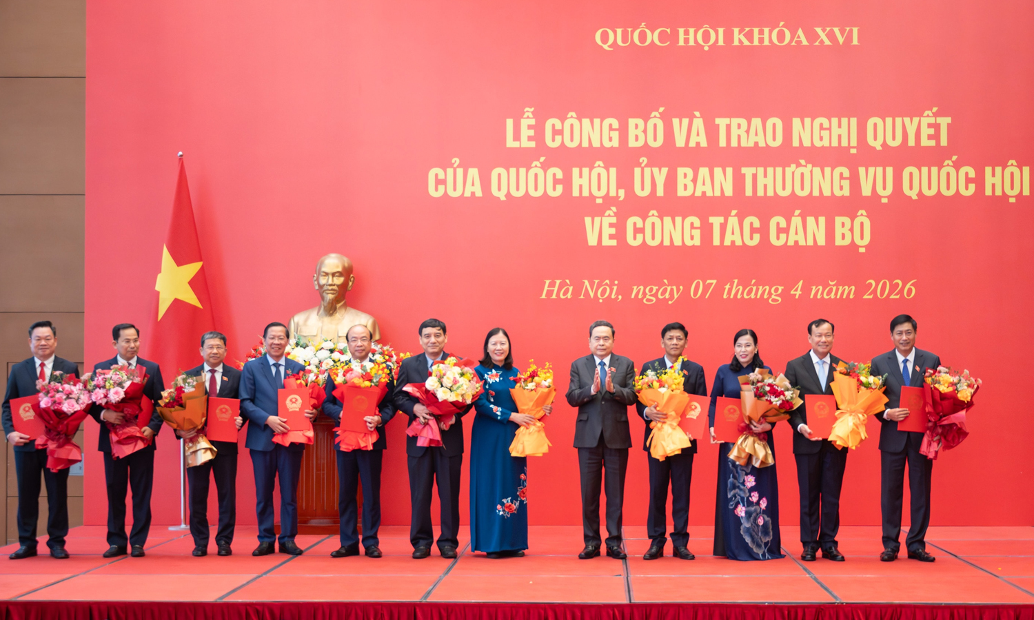 Chủ tịch Quốc hội Trần Thanh Mẫn trao Nghị quyết của Quốc hội bầu Ủy viên Ủy ban Thường vụ Quốc hội; Chủ tịch Hội đồng Dân tộc, Chủ nhiệm Ủy ban của Quốc hội, Tổng Thư ký Quốc hội - Chủ nhiệm Văn phòng Quốc hội. (Ảnh: Phạm Thắng)