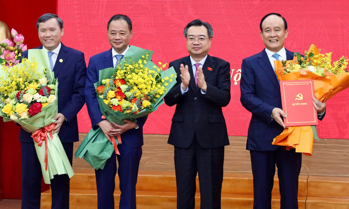 Trưởng Ban Chính sách, chiến lược Trung ương Nguyễn Thanh Nghị chúc mừng 3 Phó Trưởng ban. (Ảnh: Ban Chính sách, chiến lược Trung ương)