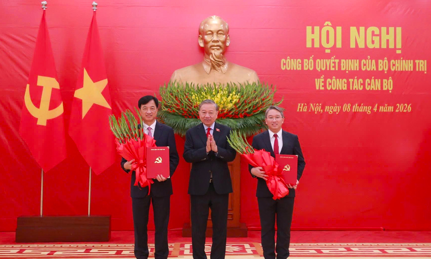 Tổng Bí thư, Chủ tịch nước Tô Lâm trao quyết định cho Trưởng Ban Tổ chức Trung ương Nguyễn Duy Ngọc và Chánh Văn phòng Trung ương Đảng Nguyễn Hải Ninh.