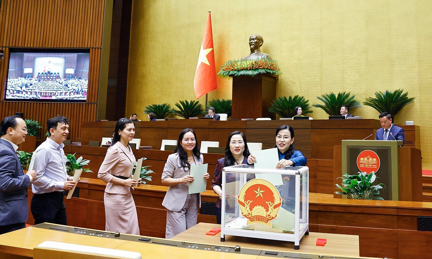 Đại biểu Quốc hội bỏ phiếu phê chuẩn Thẩm phán Tòa án Nhân dân Tối cao, Phó Thủ tướng, bộ trưởng và thành viên khác của Chính phủ vào sáng 8/4. (Ảnh: TTXVN)