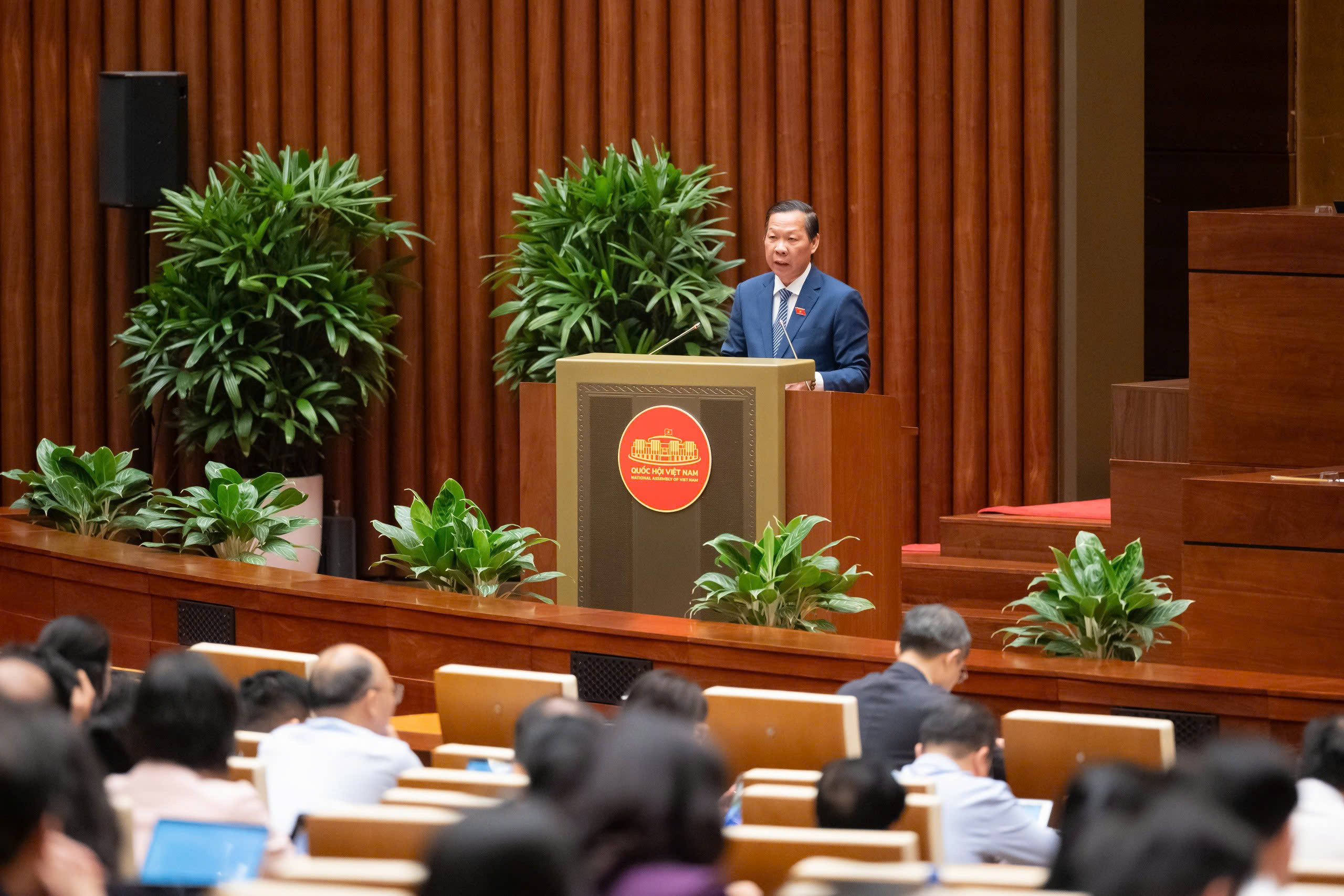 Chủ nhiệm Ủy ban Kinh tế và Tài chính Phan Văn Mãi trình bày báo cáo thẩm tra.