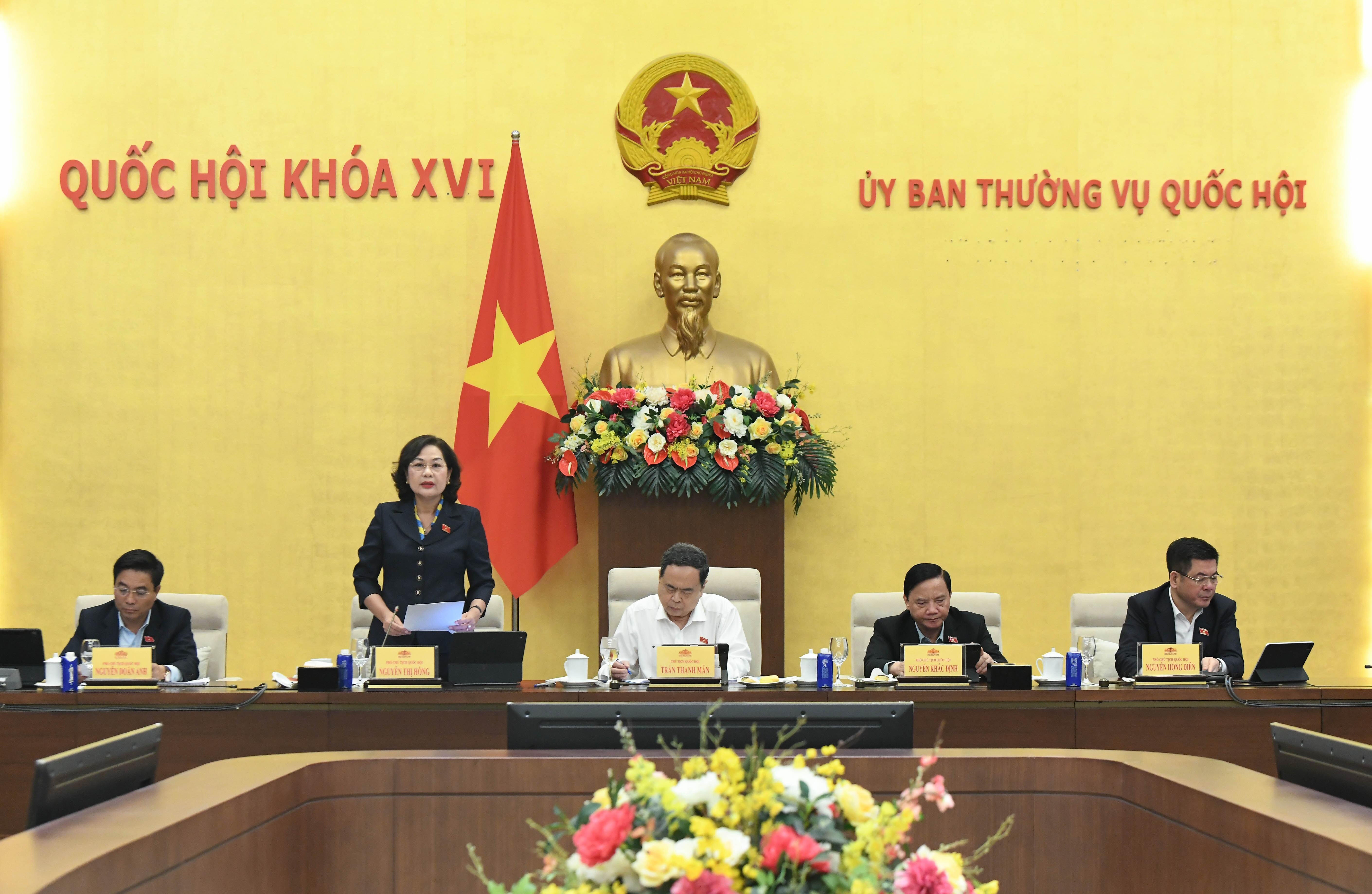 Phó Chủ tịch Quốc hội Nguyễn Thị Hồng phát biểu kết luận phiên họp.