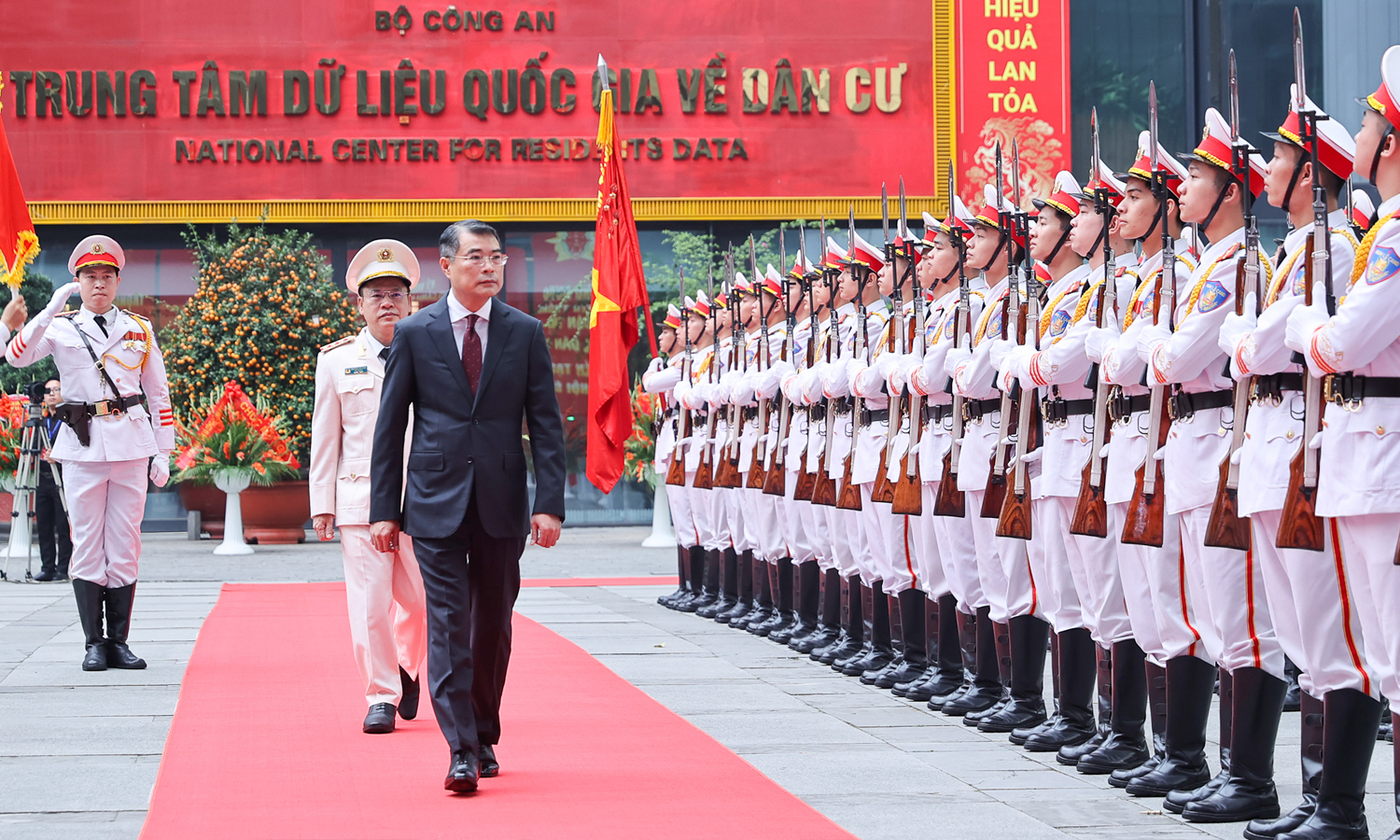 Thủ tướng Lê Minh Hưng duyệt Đội danh dự Công an Nhân dân Việt Nam. (Ảnh: VGP)