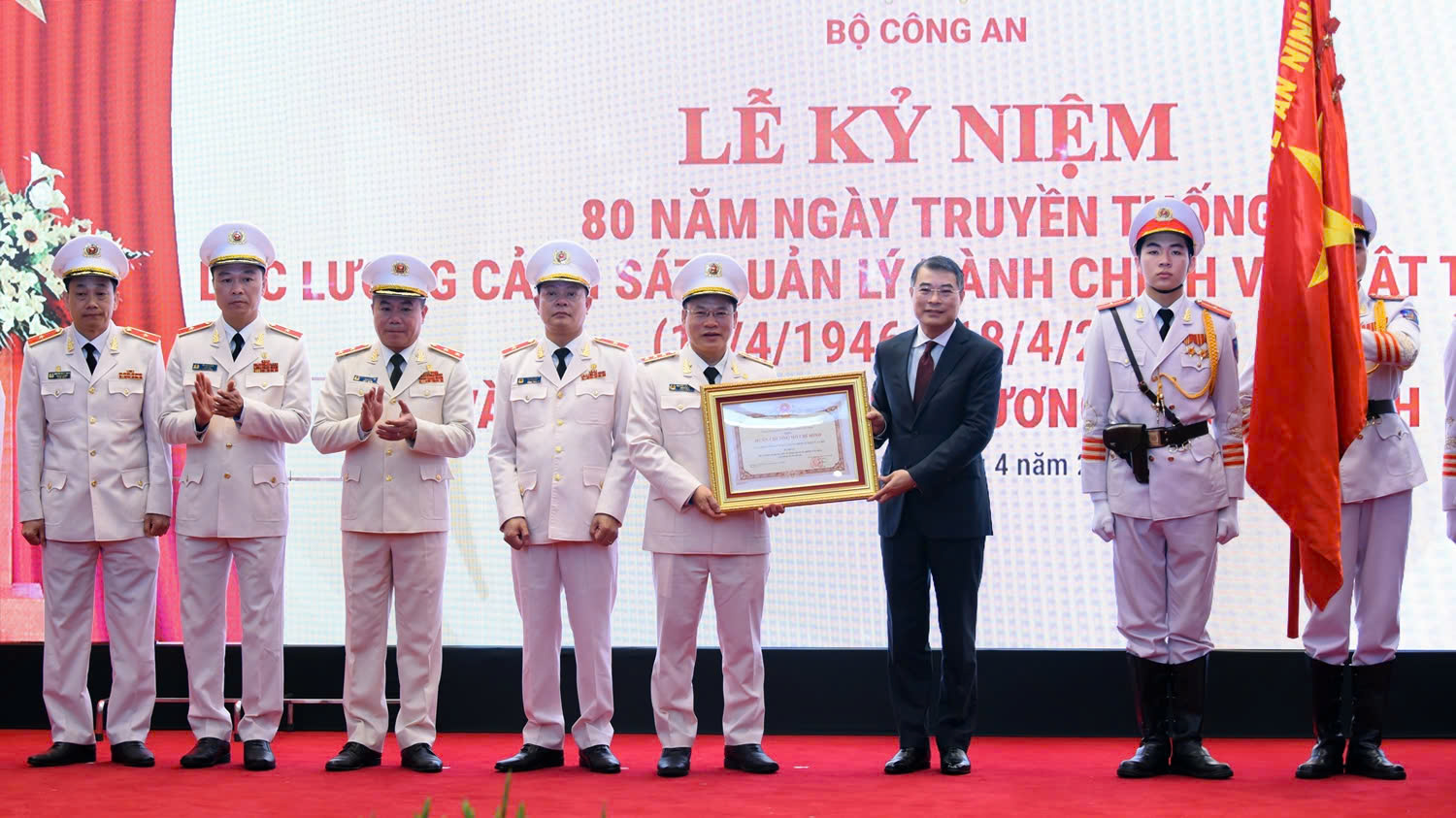 Thủ tướng Lê Minh Hưng thay mặt lãnh đạo Đảng, Nhà nước trao tặng Huân chương Hồ Chí Minh đến Cục Cảnh sát Quản lý hành chính về trật tự xã hội (C06, Bộ Công an). (Ảnh: Trọng Phú)