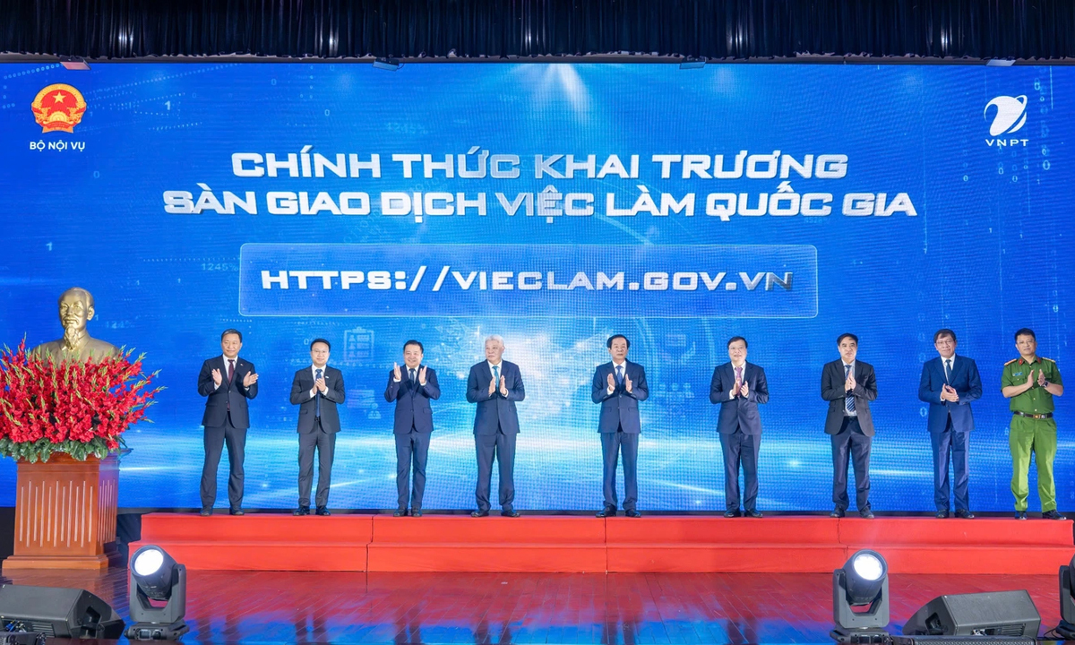 Lãnh đạo Bộ Nội vụ cùng các đại biểu thực hiện nghi thức khai trương Sàn giao dịch việc làm quốc gia. (Ảnh: Mạnh Quân)