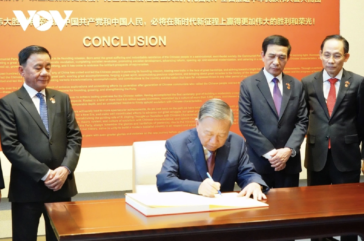 Tổng Bí thư, Chủ tịch nước Tô Lâm ghi sổ lưu niệm.