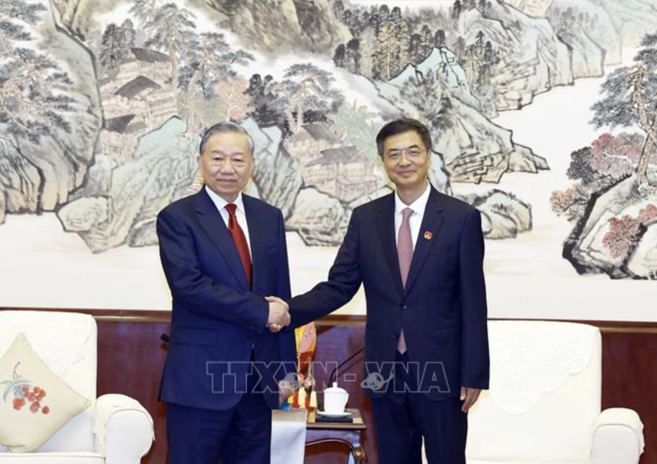 Tổng Bí thư, Chủ tịch nước Tô Lâm hội kiến đồng chí Trần Cương, Uỷ viên Trung ương Đảng, Bí thư khu uỷ Khu tự trị dân tộc Choang Quảng Tây. (Ảnh: Thống Nhất/TTXVN)