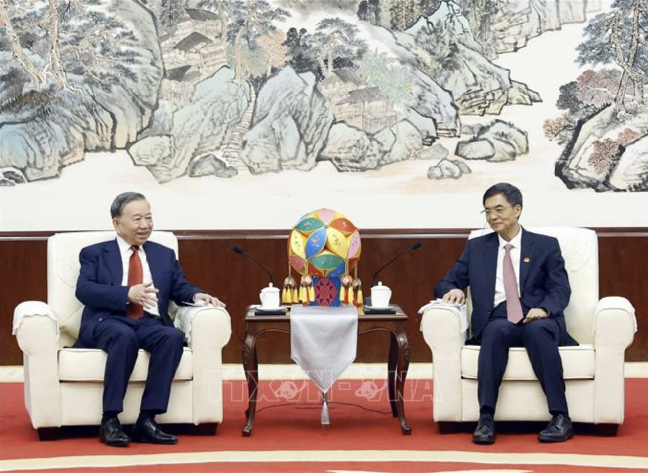 Tổng Bí thư, Chủ tịch nước Tô Lâm hội kiến đồng chí Trần Cương, Uỷ viên Trung ương Đảng, Bí thư khu uỷ Khu tự trị dân tộc Choang Quảng Tây. (Ảnh: Thống Nhất/TTXVN)