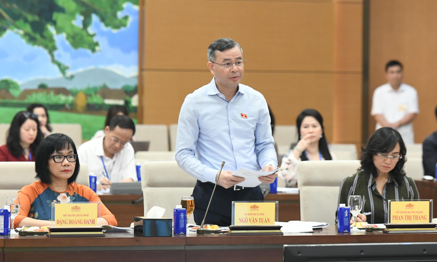 Bộ trưởng Bộ Tài chính Ngô Văn Tuấn trình bày Tờ trình dự án Luật sửa đổi, bổ sung một số điều của 4 Luật về thuế.