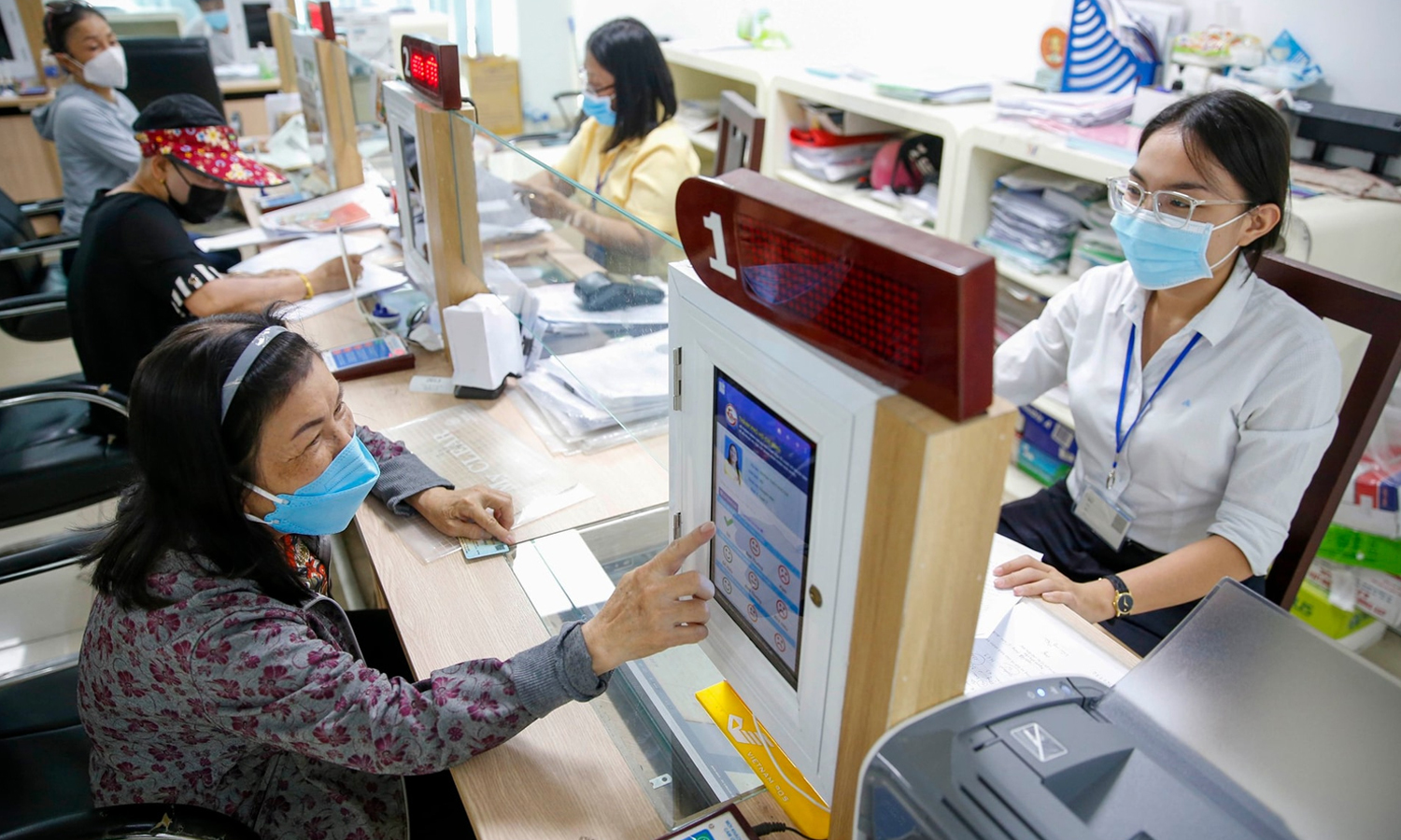 Người dân đánh giá sự hài lòng đối với cán bộ, công chức trực tiếp xử lý hồ sơ hành chính.