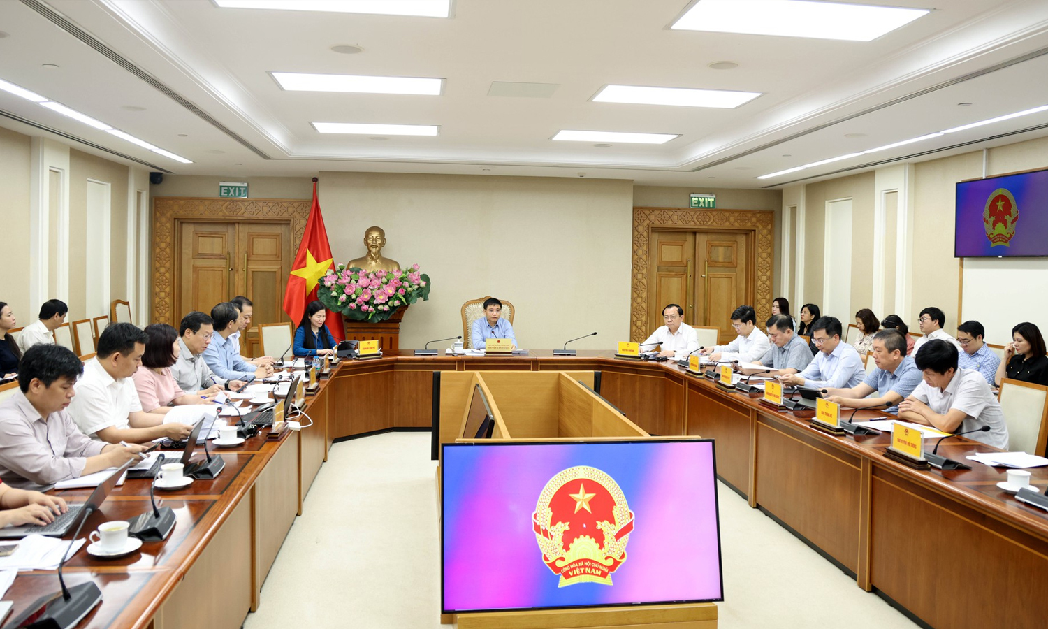 Quang cảnh cuộc họp.