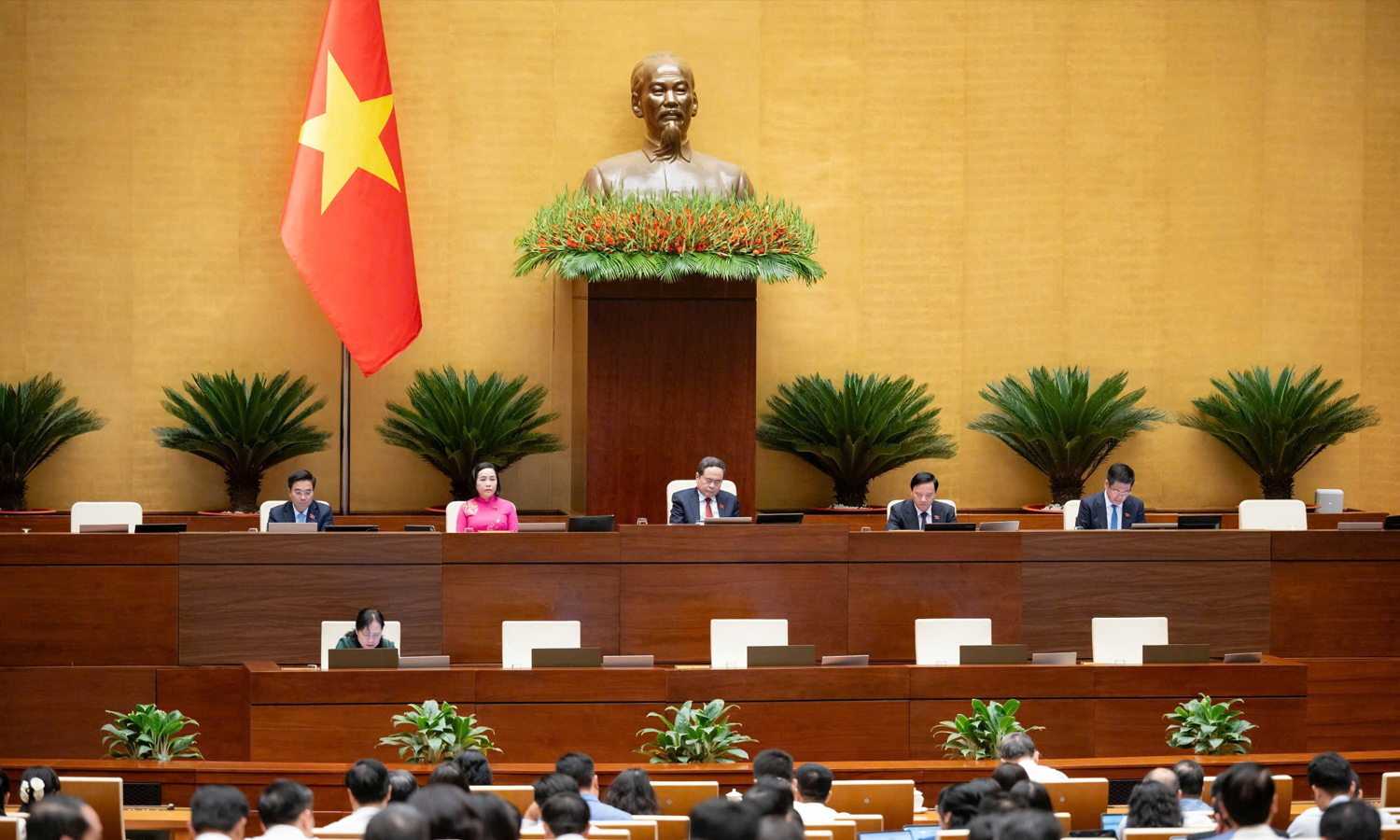 Quang cảnh phiên họp chiều 23/4.