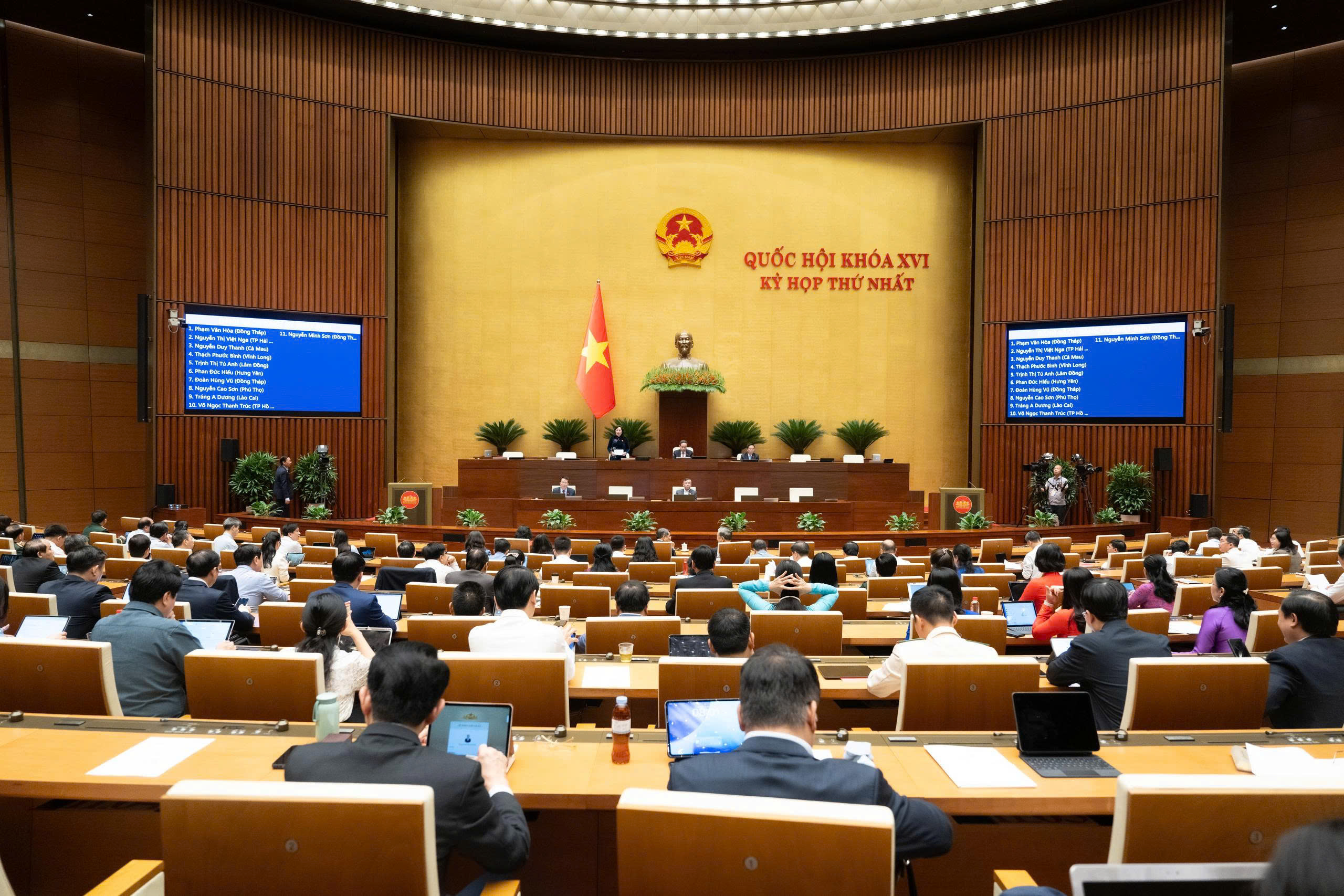 Quang cảnh phiên họp sáng 23/4.