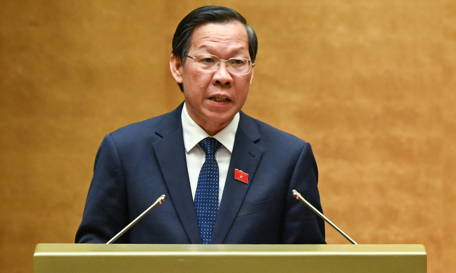 Chủ nhiệm Ủy ban Kinh tế và Tài chính Phan Văn Mãi trình bày dự thảo Nghị quyết Về kế hoạch phát triển kinh tế - xã hội.