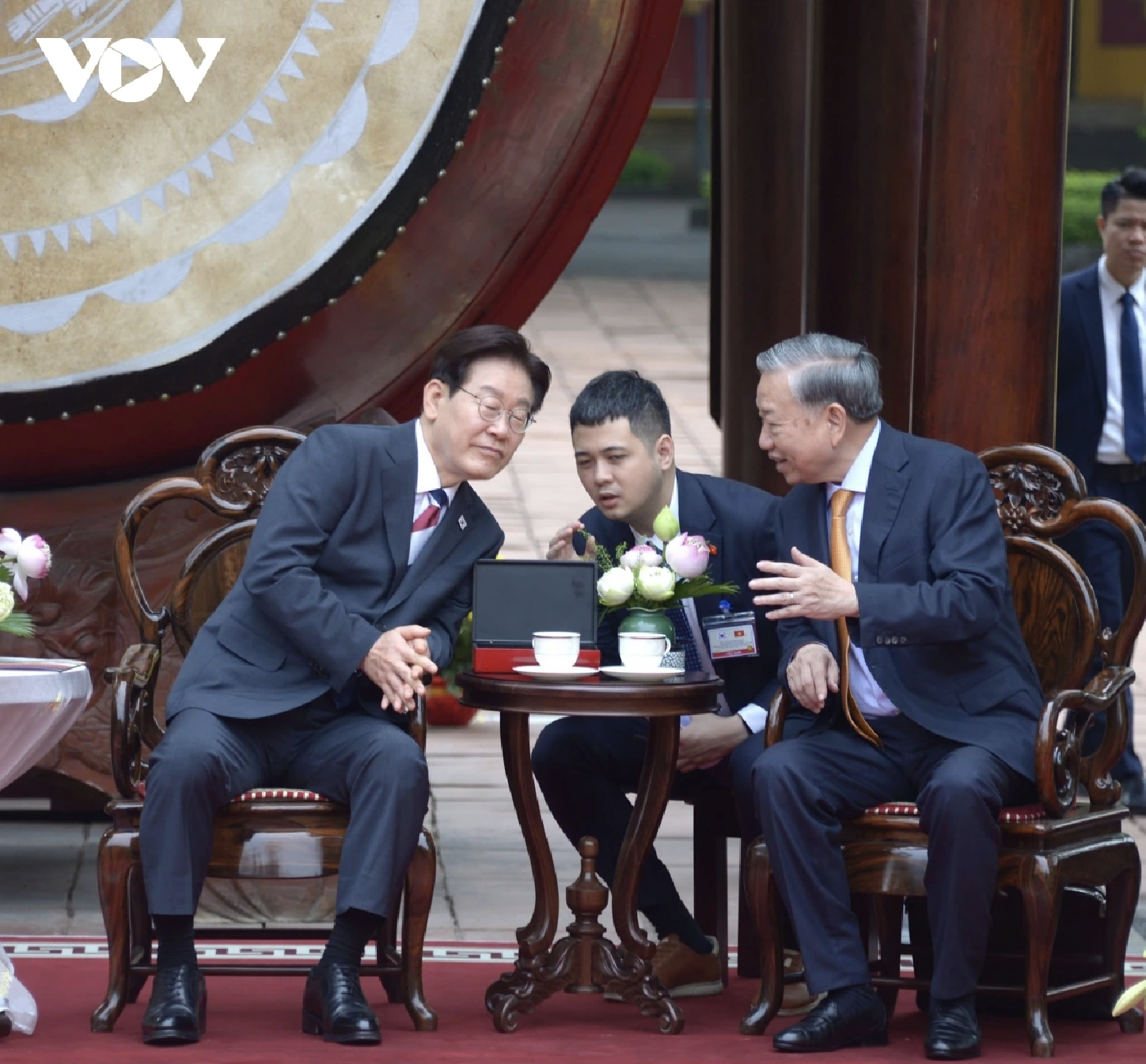 Tổng Bí thư, Chủ tịch nước Tô Lâm giới thiệu truyền thống Việt Nam với Tổng thống Hàn Quốc.