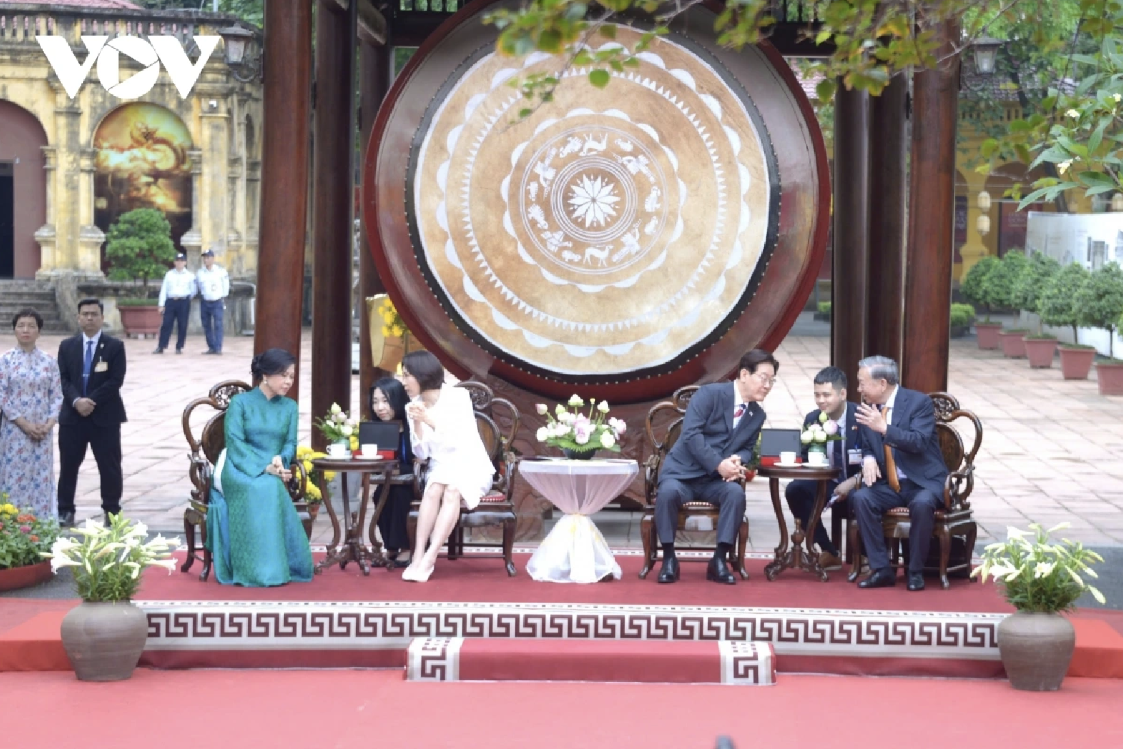 Tổng Bí thư, Chủ tịch nước Tô Lâm cùng Phu nhân và Tổng thống Hàn Quốc Lee Jae Myung cùng Phu nhân tham dự Chương trình hữu nghị đặc biệt tại Hoàng Thành Thăng Long.