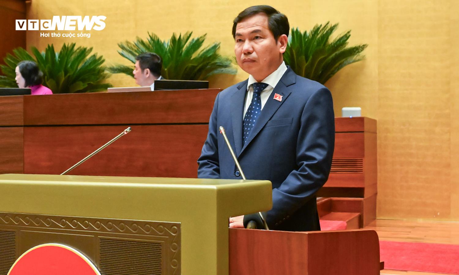 Tổng Thư ký Quốc hội, Chủ nhiệm Văn phòng Quốc hội Lê Quang Mạnh trình bày dự thảo Nghị quyết Kỳ họp thứ nhất, Quốc hội khóa XVI tại phiên bế mạc.