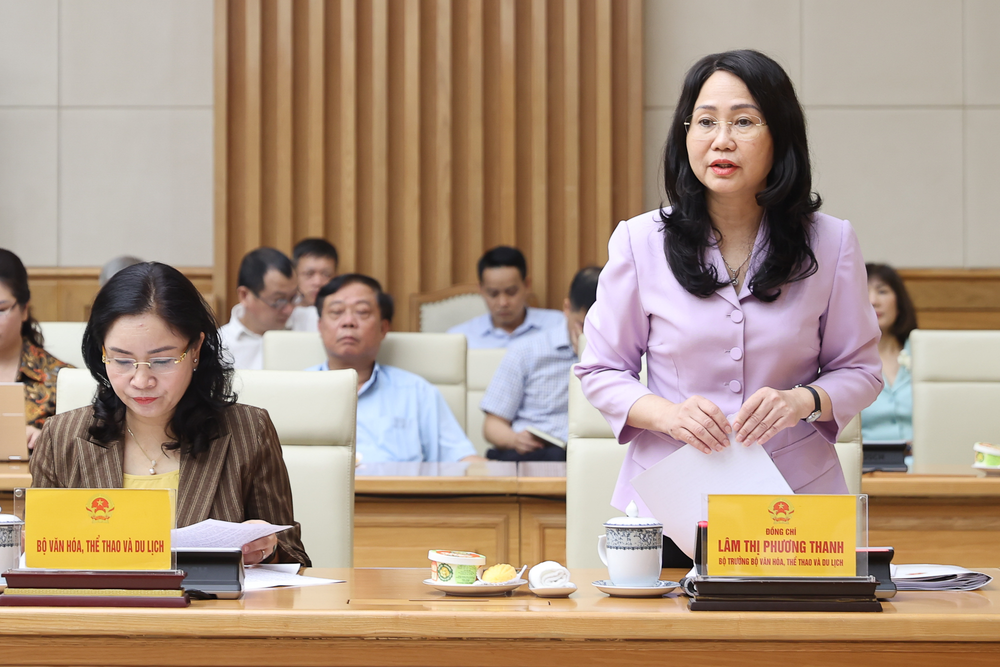 Bộ trưởng Bộ Văn hóa, Thể thao và Du lịch Lâm Thị Phương Thanh báo cáo tại cuộc họp. (Ảnh: VGP)