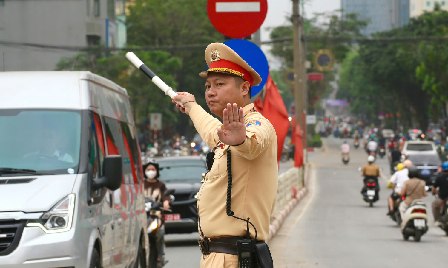 Lực lượng CSGT phân luồng giao thông. (Ảnh: Phạm Công)