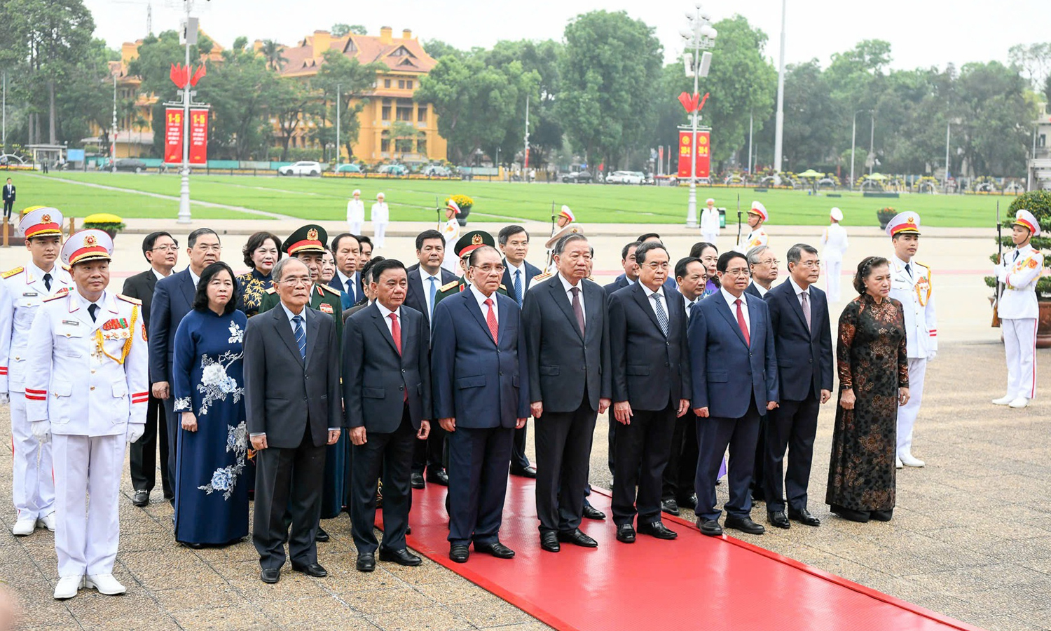 Trước anh linh Chủ tịch Hồ Chí Minh, Đoàn đại biểu bày tỏ lòng biết ơn vô hạn, thành kính tưởng nhớ công lao to lớn của Người đối với sự nghiệp cách mạng của Đảng và dân tộc ta. (Ảnh: VGP)