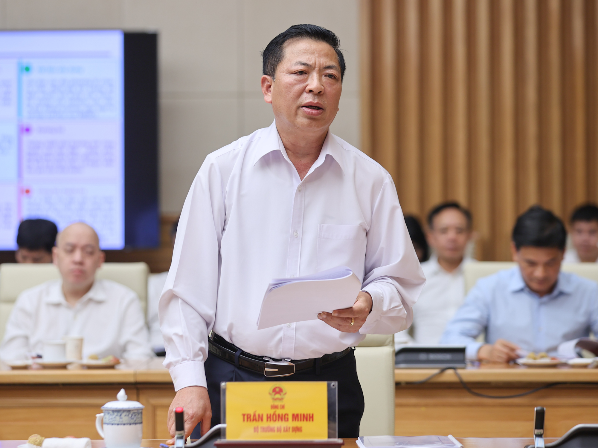 Bộ trưởng Bộ Xây dựng Trần Hồng Minh báo cáo tại cuộc làm việc. (Ảnh: VGP)