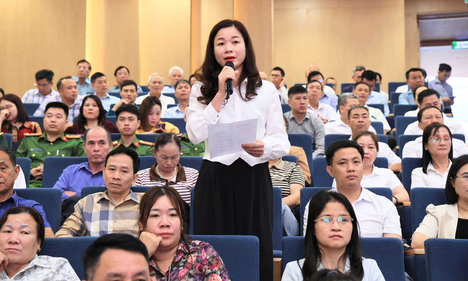 Cử tri nêu ý kiến tại hội nghị. (Ảnh: VGP)