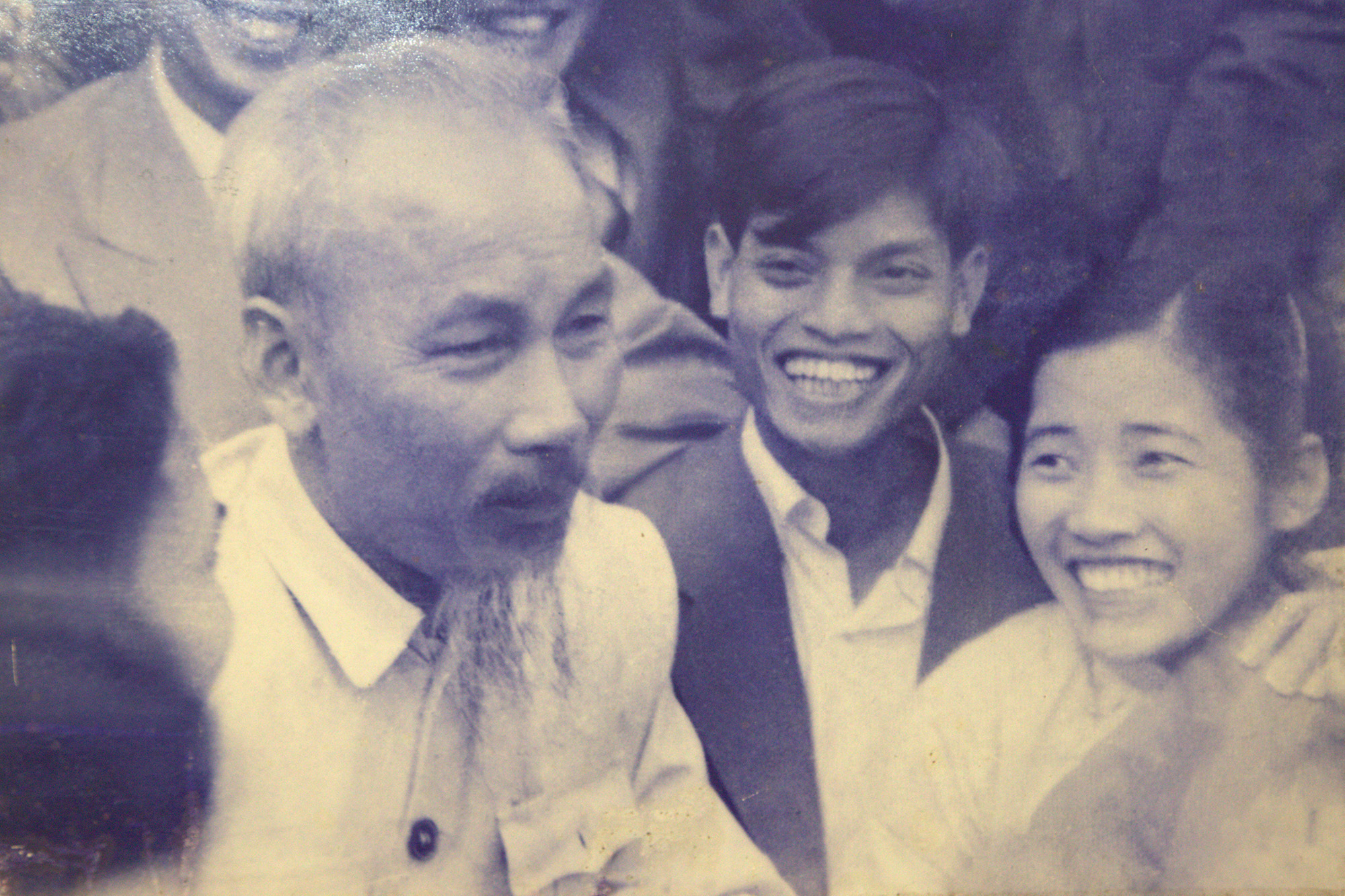 Bác Hồ cùng các đại biểu sinh viên Việt Nam trong Festival Sinh viên quốc tế, lần thứ VI, 1957. Nhạc sĩ Doãn Nho mặc áo vest đen, ngồi bên trái Bác Hồ. (Ảnh: Gia đình cung cấp)
